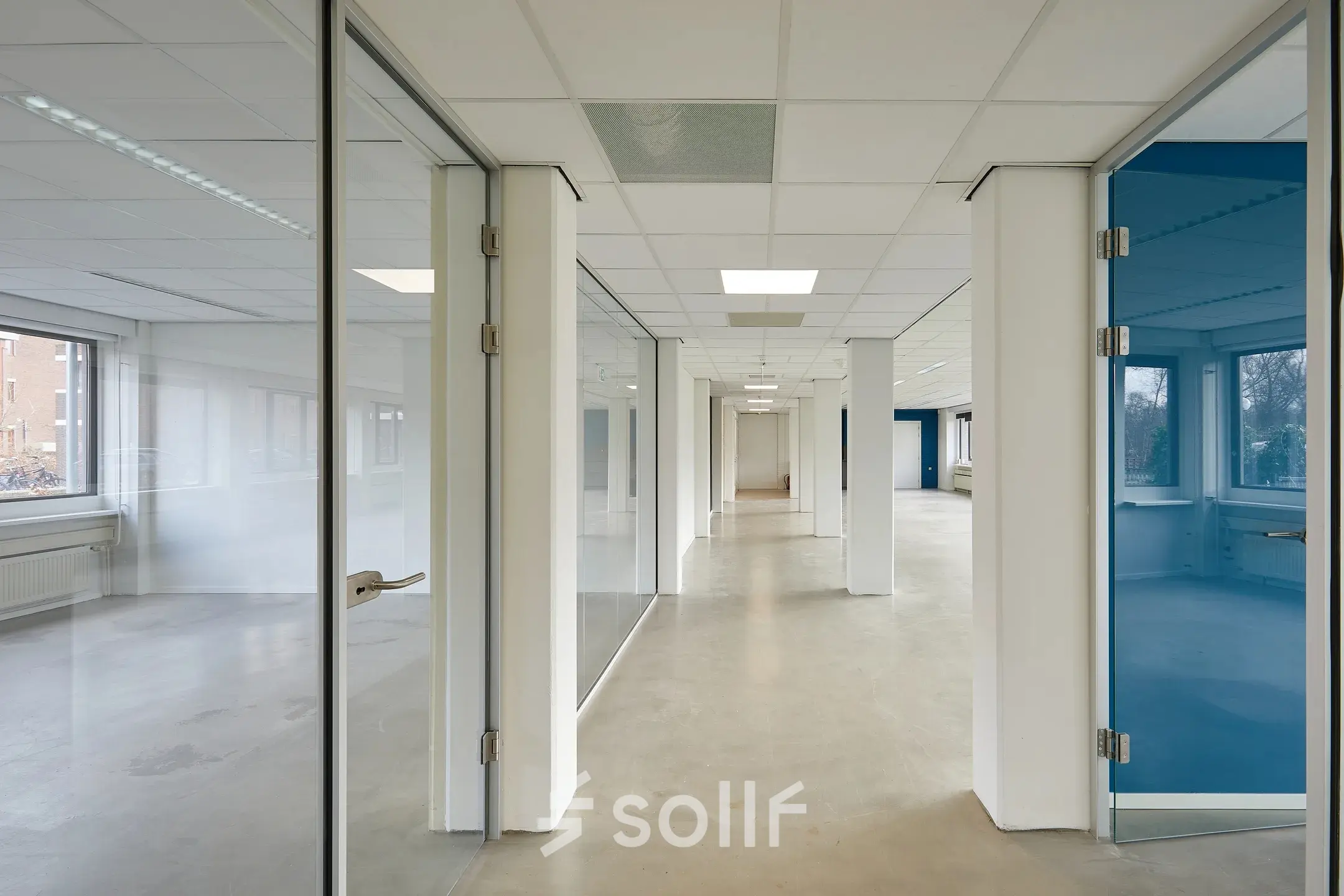 Onbekleedde kantoorruimte in Groningen op Schweitzerlaan 12, met grote ramen en glazen scheidingswanden. Ideaal voor flexibel kantoor in te richten of te huren.