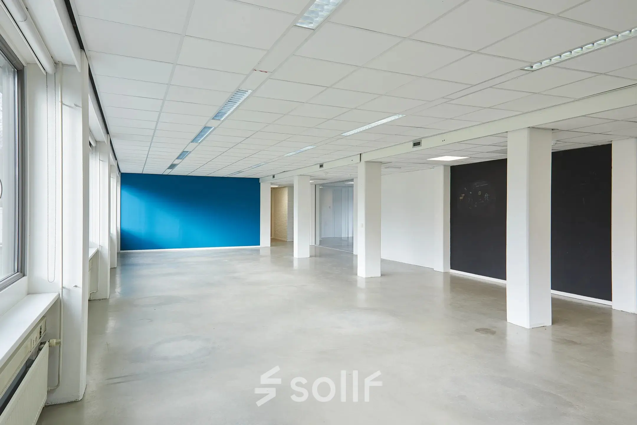 Ruime, lichte kantoorruimte aan Schweitzerlaan 12 in Groningen, met een strakke afwerking en grote ramen die veel natuurlijk licht binnenlaten. Perfect voor bedrijven die een kantoorruimte willen huren.