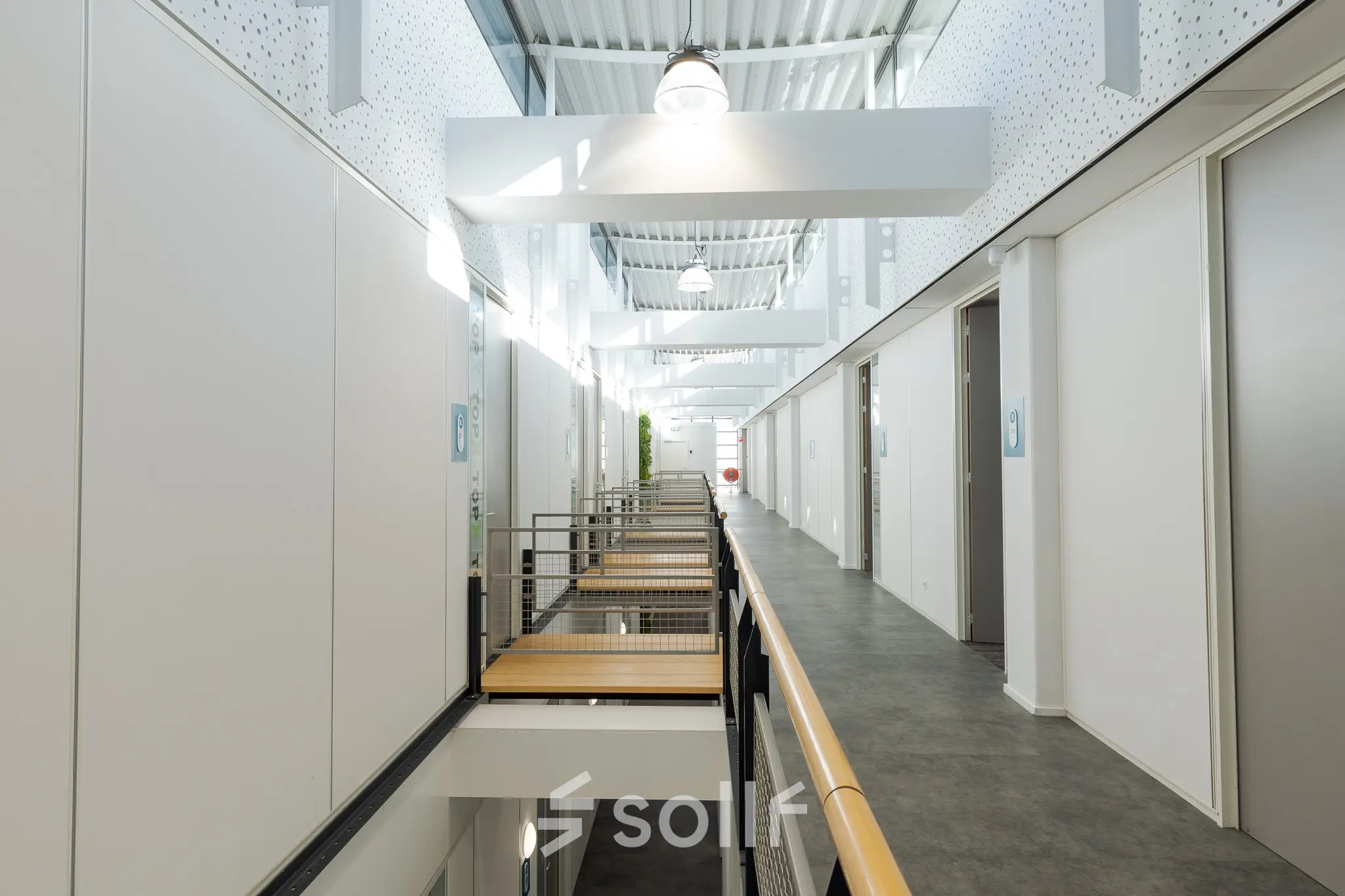 Binnenkant van het kantoorpand op Zernikepark 12, Groningen met een lange gang en moderne verlichting. Gelegenheid om kantoorruimte te huren in een lichte en ruime omgeving.