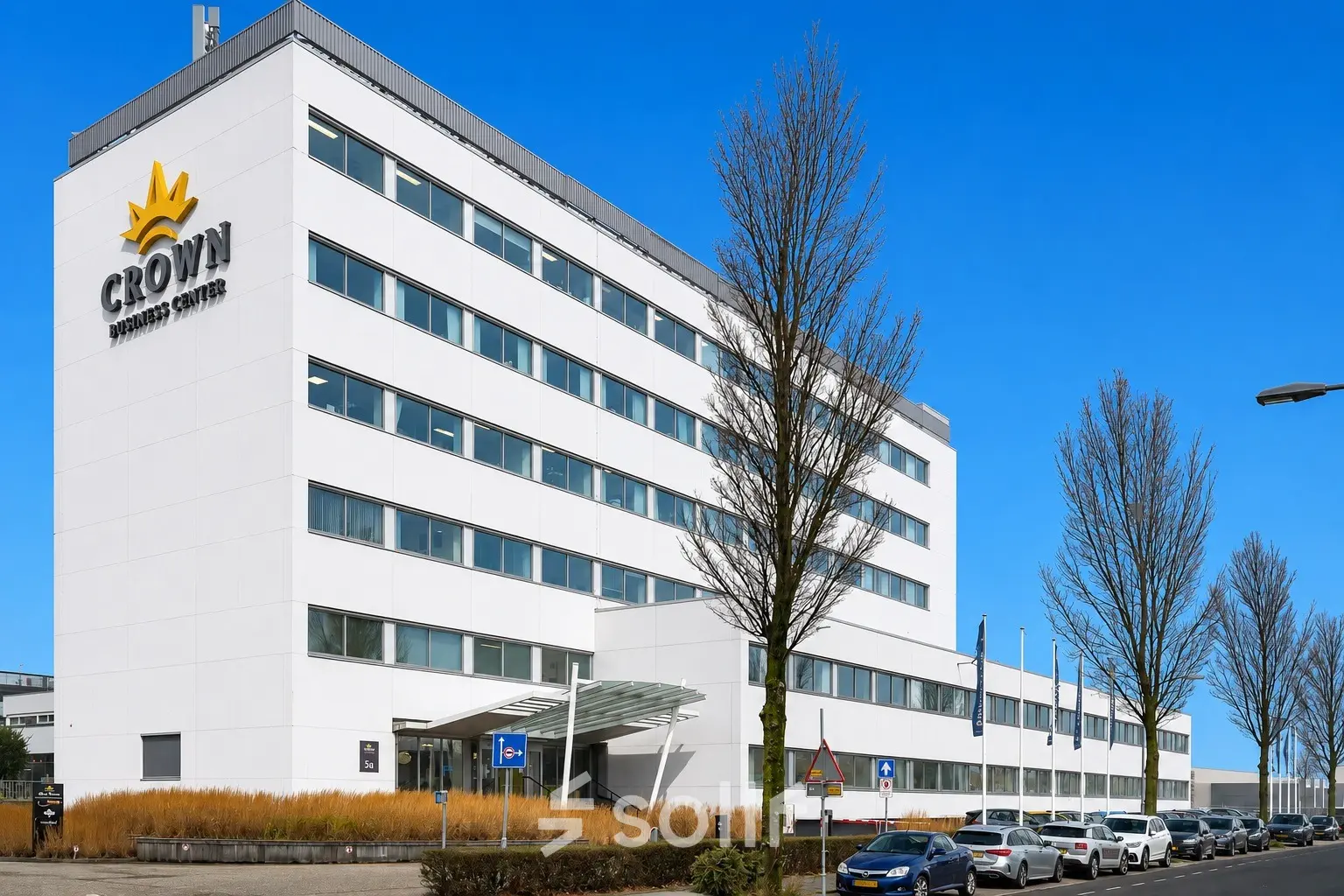 Modern kantoorpand aan de A. Hofmanweg 5A in Haarlem Waarderpolder, ideaal voor kantoorruimte huren. Het gebouw heeft een strak ontwerp met meerdere verdiepingen en parkeergelegenheid voor zakelijk gebruik.