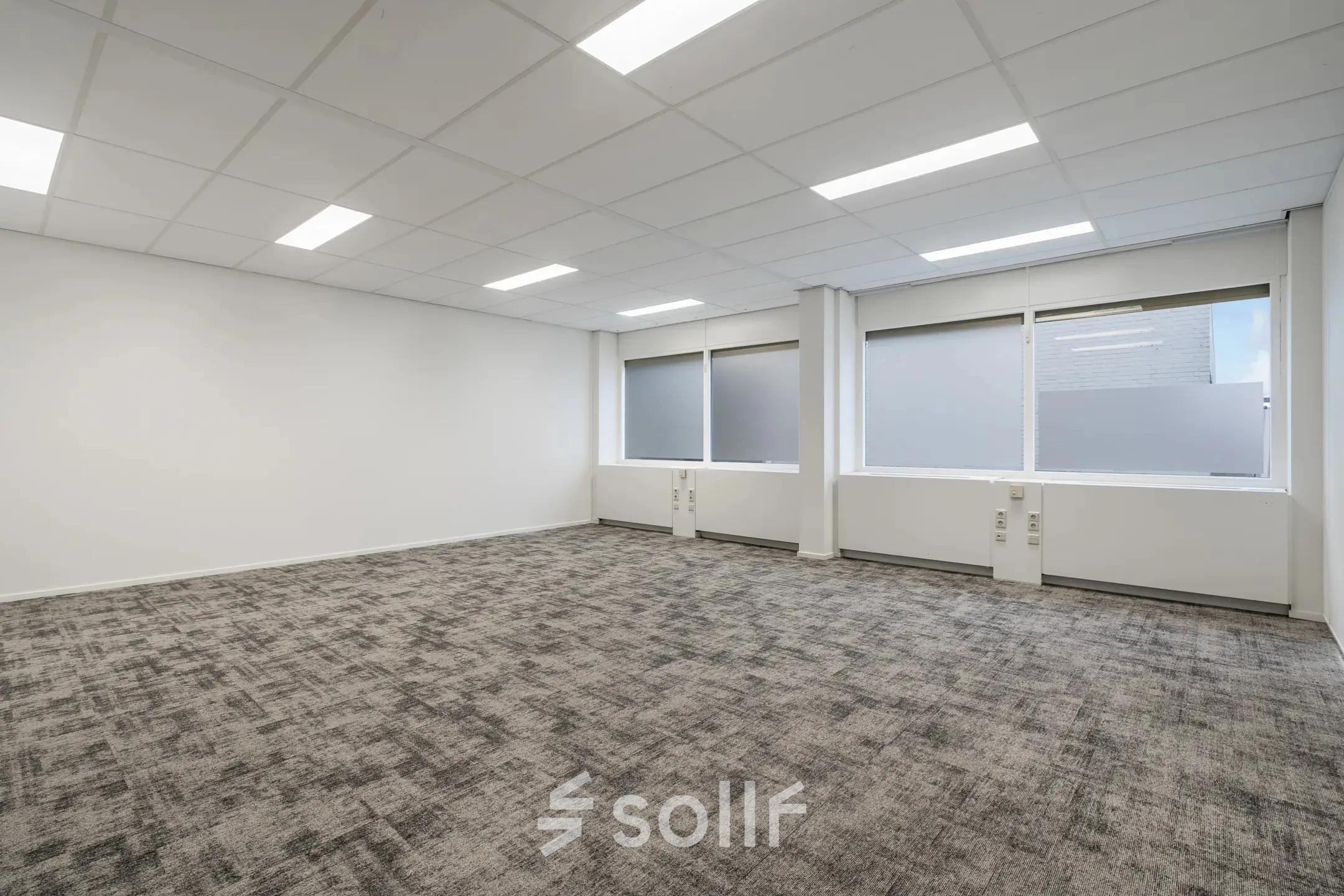 Leegstaande kantoorruimte huren in het kantoorpand aan de A. Hofmanweg 5A in Haarlem Waarderpolder, met ruime ramen en een moderne vloer. Ideaal voor het creëren van een functionele werkplek.