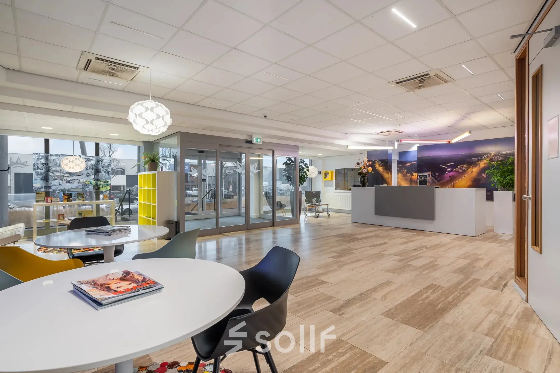 Een moderne, gemeubileerde kantoorlounge op A. Hofmanweg 5A in Haarlem Waarderpolder, perfect voor wie een stijlvolle kantoorruimte wil huren. Verschillende zitplekken en een receptiebalie zorgen voor een functionele indeling.