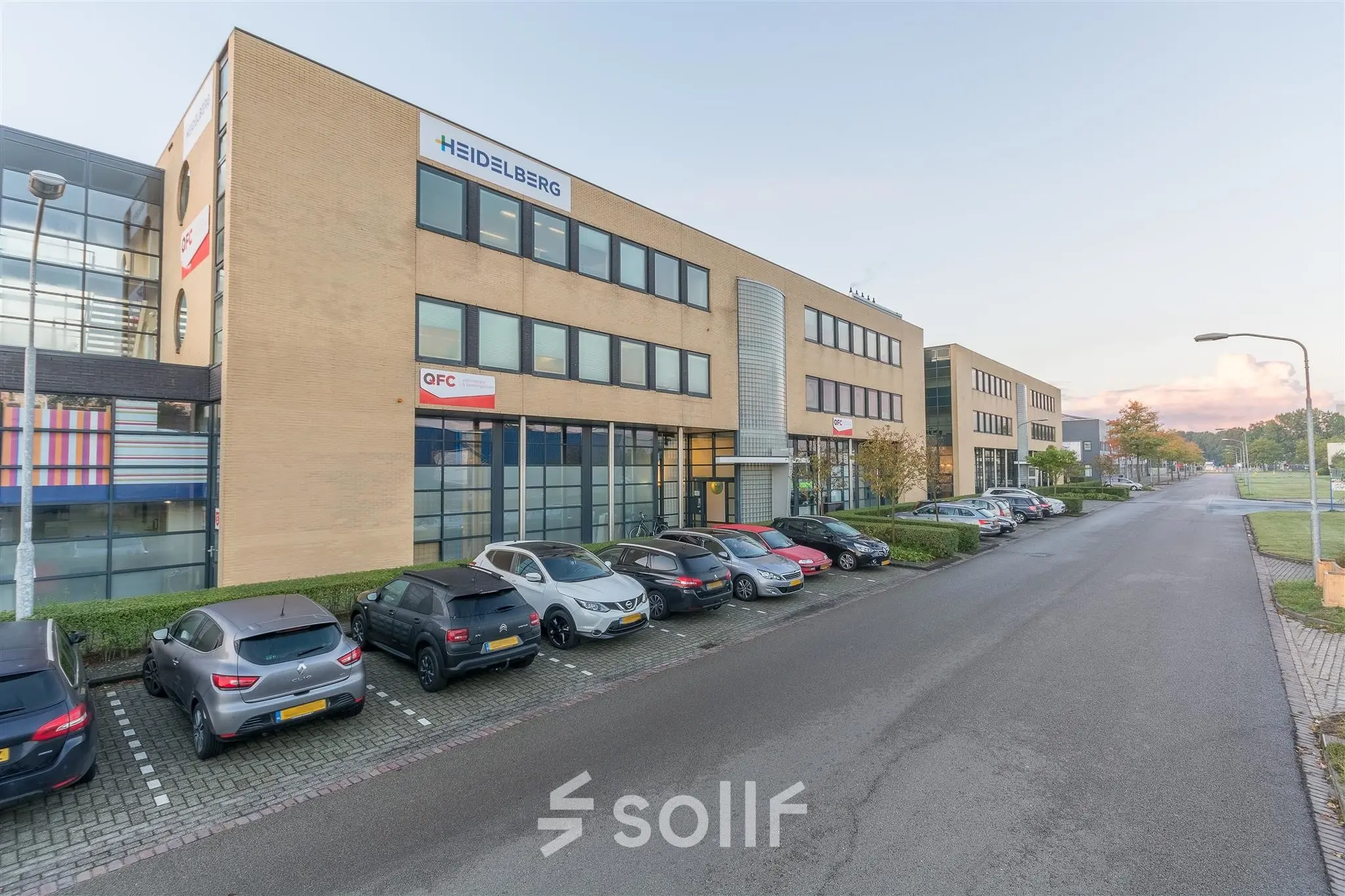 Exterieur van een zakelijk kantoorpand aan de Mollerusweg 84 in Haarlem Waarderpolder met ruime parkeergelegenheid voor het gebouw.