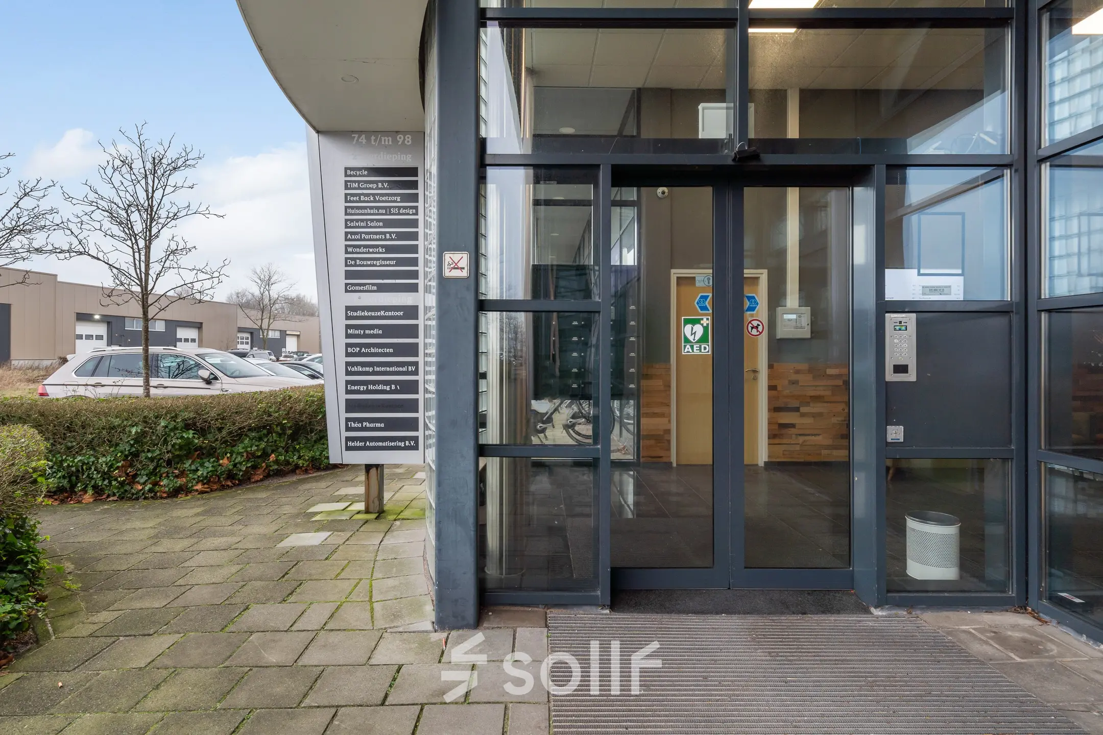 Ingang van kantoorpand op Mollerusweg 84 in Haarlem Waarderpolder, een uitnodigende entree die leidt naar zakelijke mogelijkheden. Ideale locatie voor kantoorruimte huren.