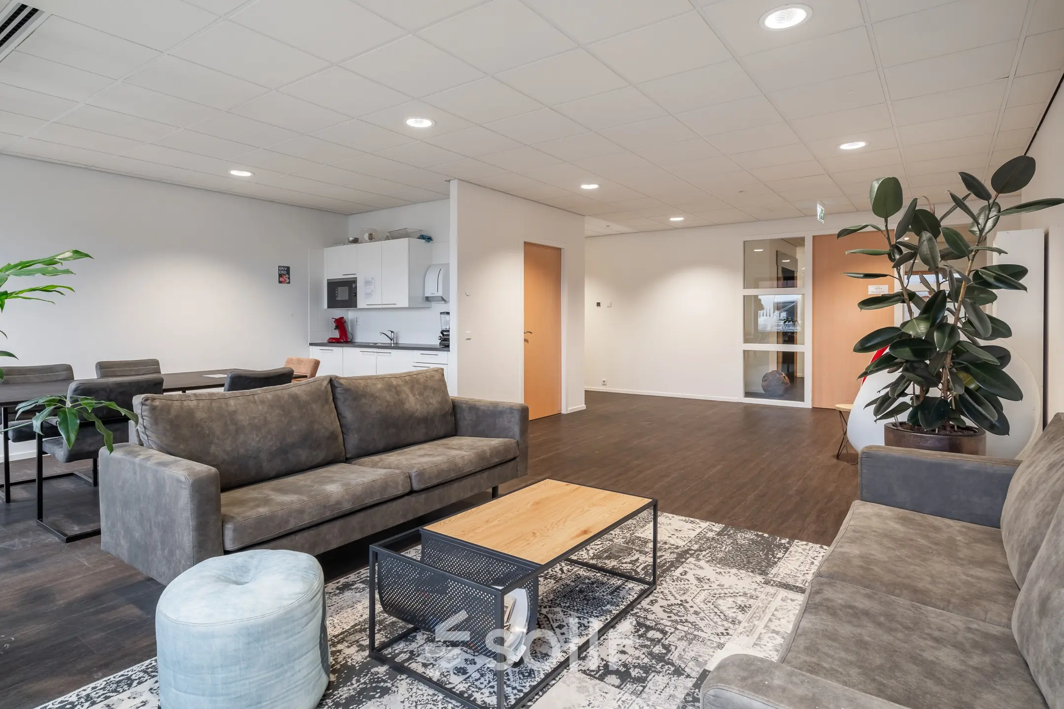 Kantoorruimte aan Mollerusweg 84 in Haarlem Waarderpolder met gemeubileerde lounge en keukenhoek. Ideaal voor kantoorruimte huren in een modern kantoorpand.