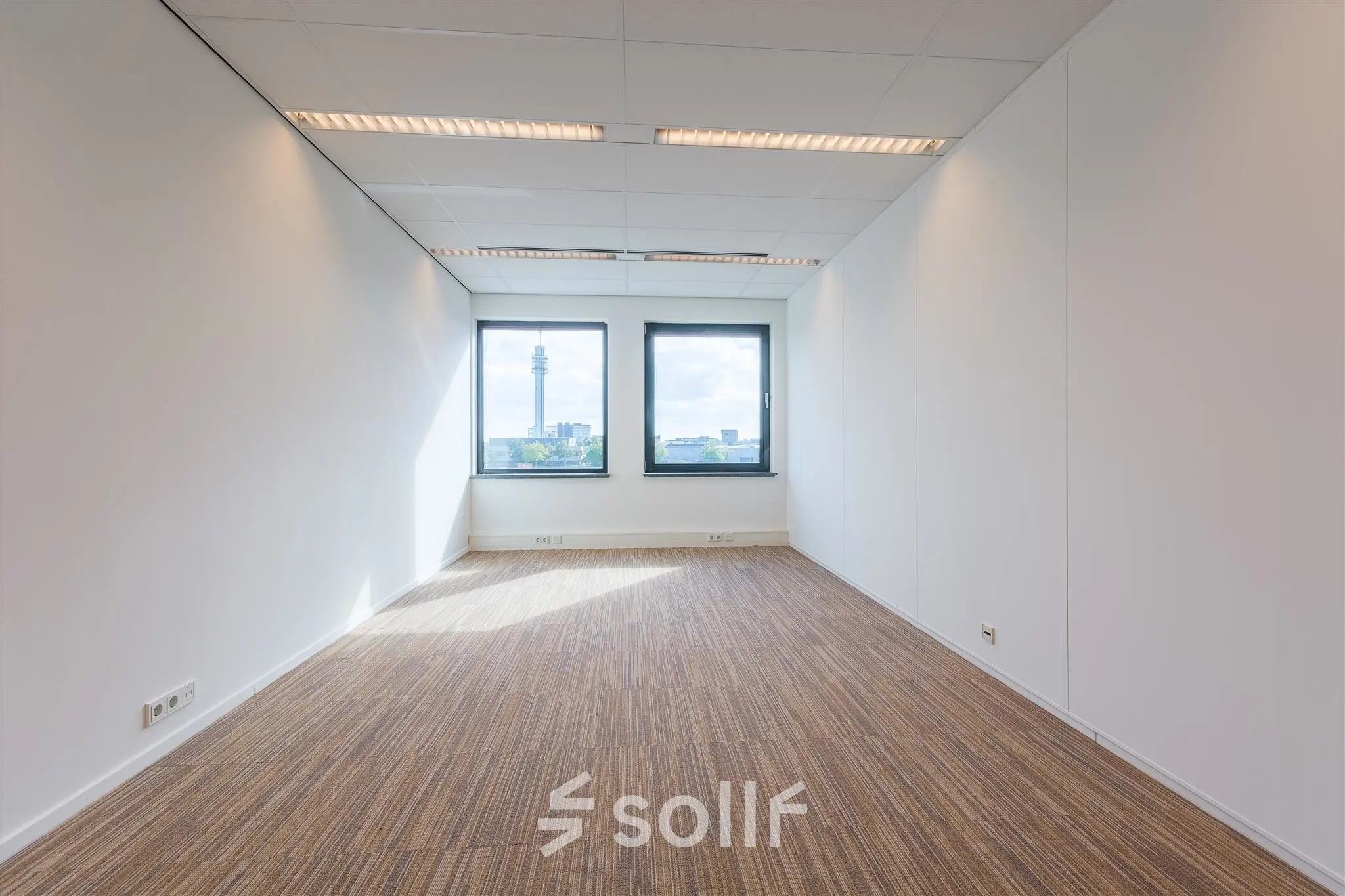 Kantoorruimte huren op Mollerusweg 84, Haarlem Waarderpolder, met grote ramen die natuurlijk licht binnenlaten in een ongefurnishede ruimte, ideaal voor personalisering.