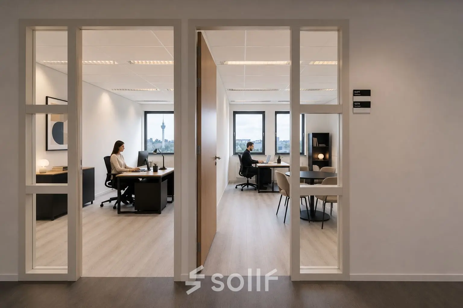Zakelijke kantoorruimte huren op Mollerusweg 84 in Haarlem Waarderpolder, met moderne werkplekken waar mensen geconcentreerd werken aan bureau's.