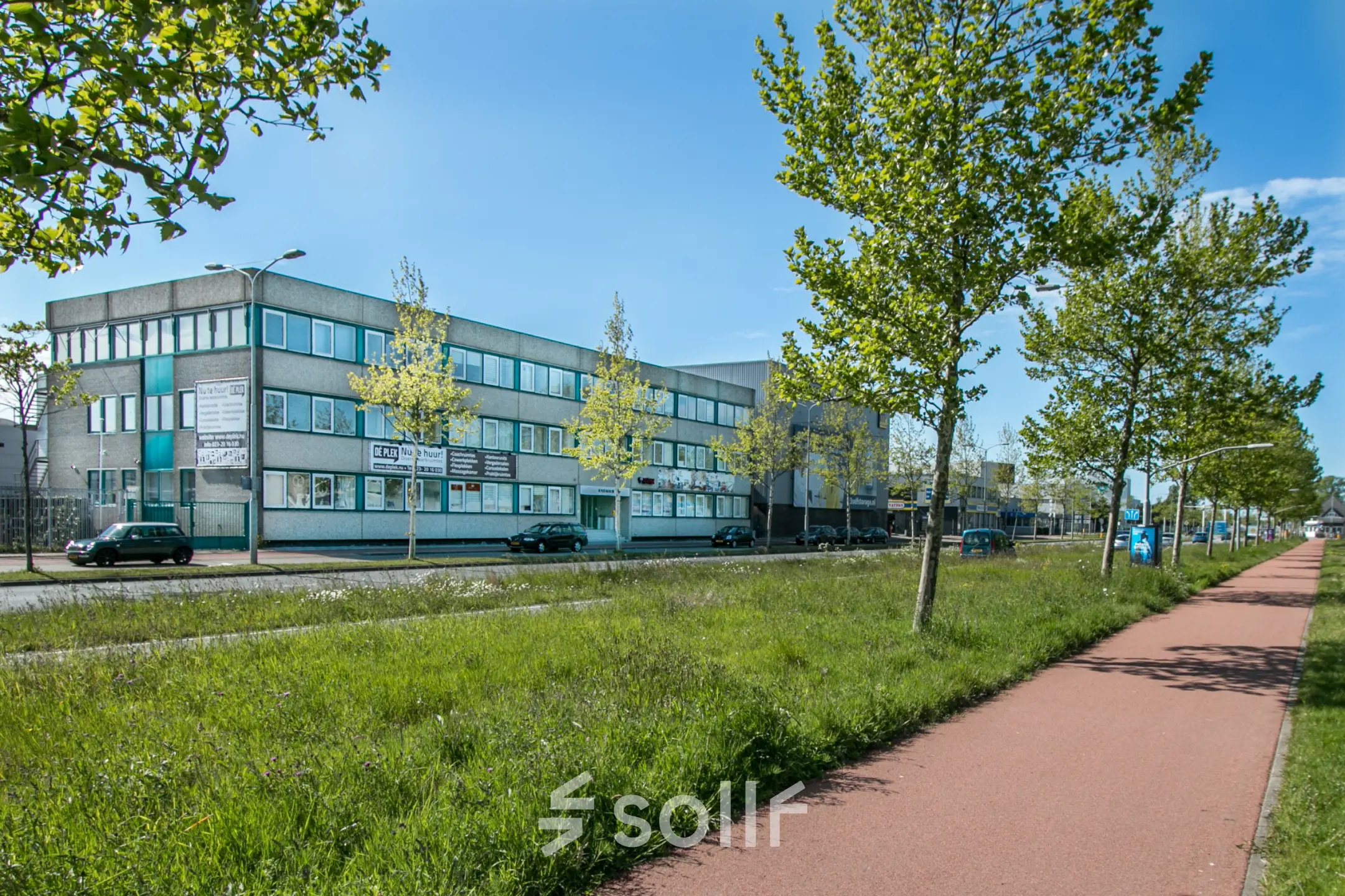 Buitenzijde van een kantoorpand aan de Waarderweg 19 in Haarlem Waarderpolder, met meerdere verdiepingen, parkeerplaatsen en groene omgeving. Ideaal voor kantoorruimte huren.