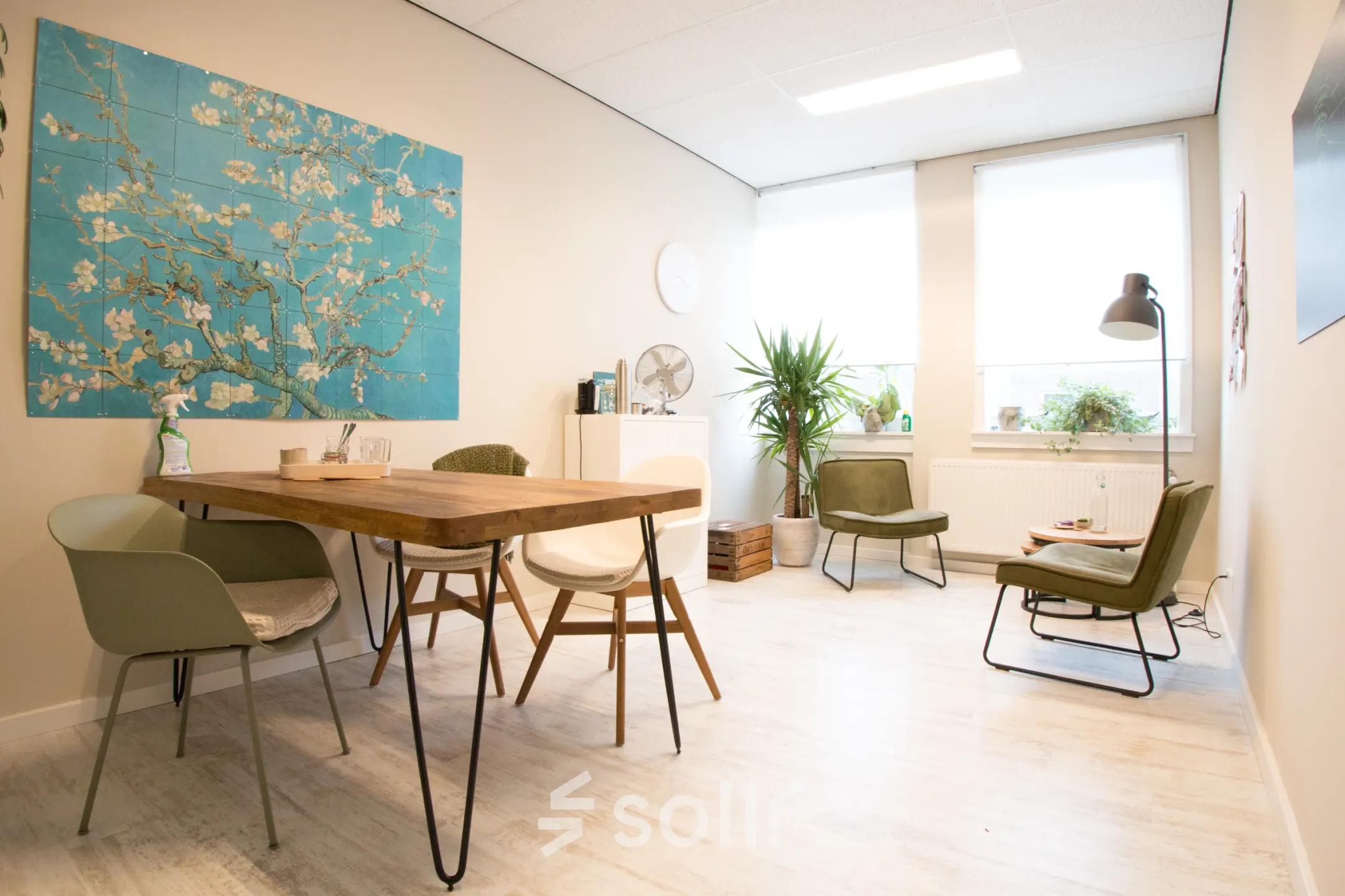 Gezellige en lichte kantoorruimte op Waarderweg 19 in Haarlem Waarderpolder met designmeubels en groendecoratie. Ideaal voor wie kantoorruimte wil huren in een inspirerende omgeving.