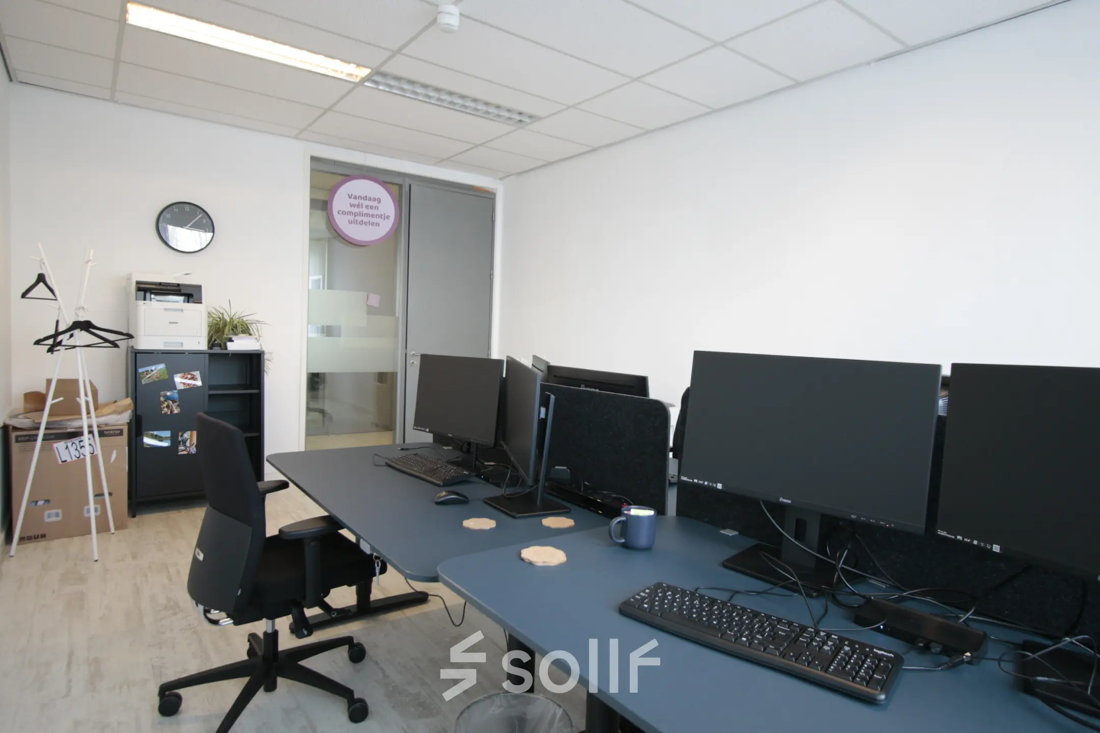 Moderne kantoorruimte te huur aan de Waarderweg 19 in Haarlem Waarderpolder met meerdere bureaus, stoelen en computerschermen, geschikt voor diverse kantooractiviteiten.