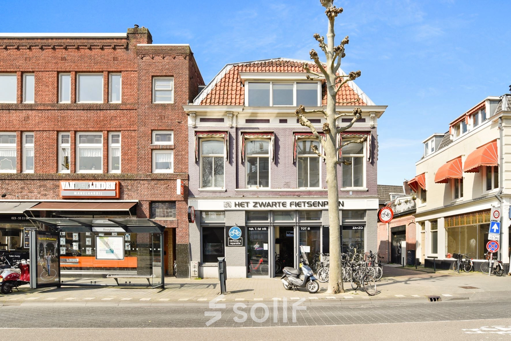 Bakstenen kantoorpand op Houtplein 22 in Haarlem Zuid met commerciële ruimtes op de begane grond, fietsrek en openbaar vervoer in de buurt. Ideaal voor kantoorruimte huren met gemakkelijke toegang en zichtbaarheid.