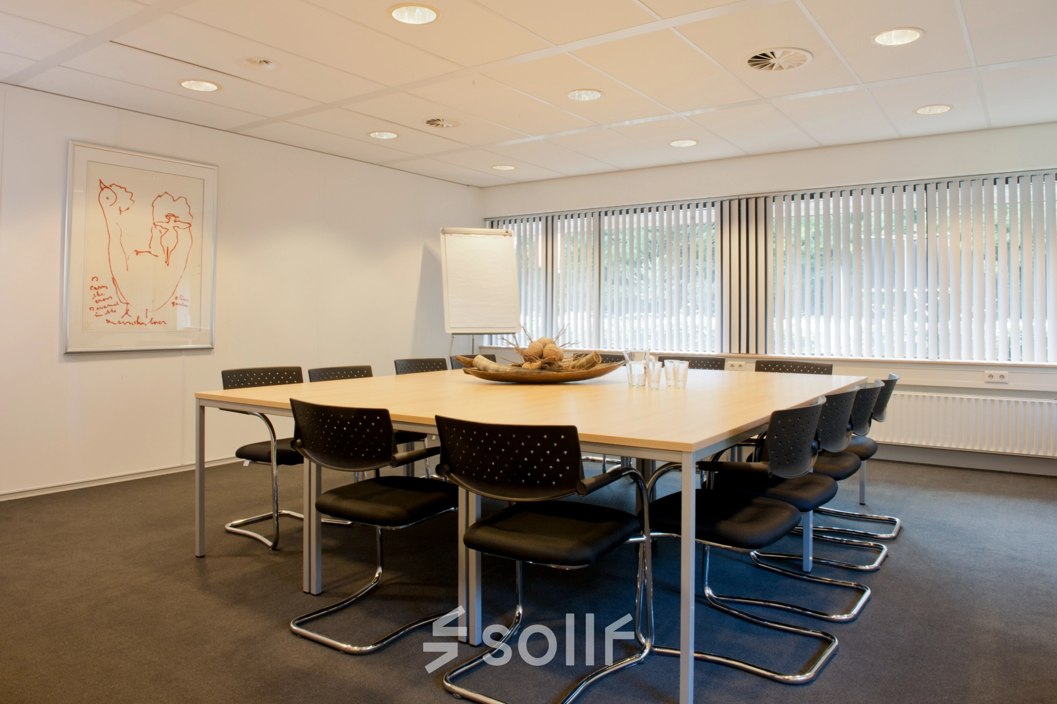 Ruime vergaderruimte in kantoorpand op Herenweg 115, Heemstede, met grote tafel en stoelen, geschikt voor kantoorruimte huren.