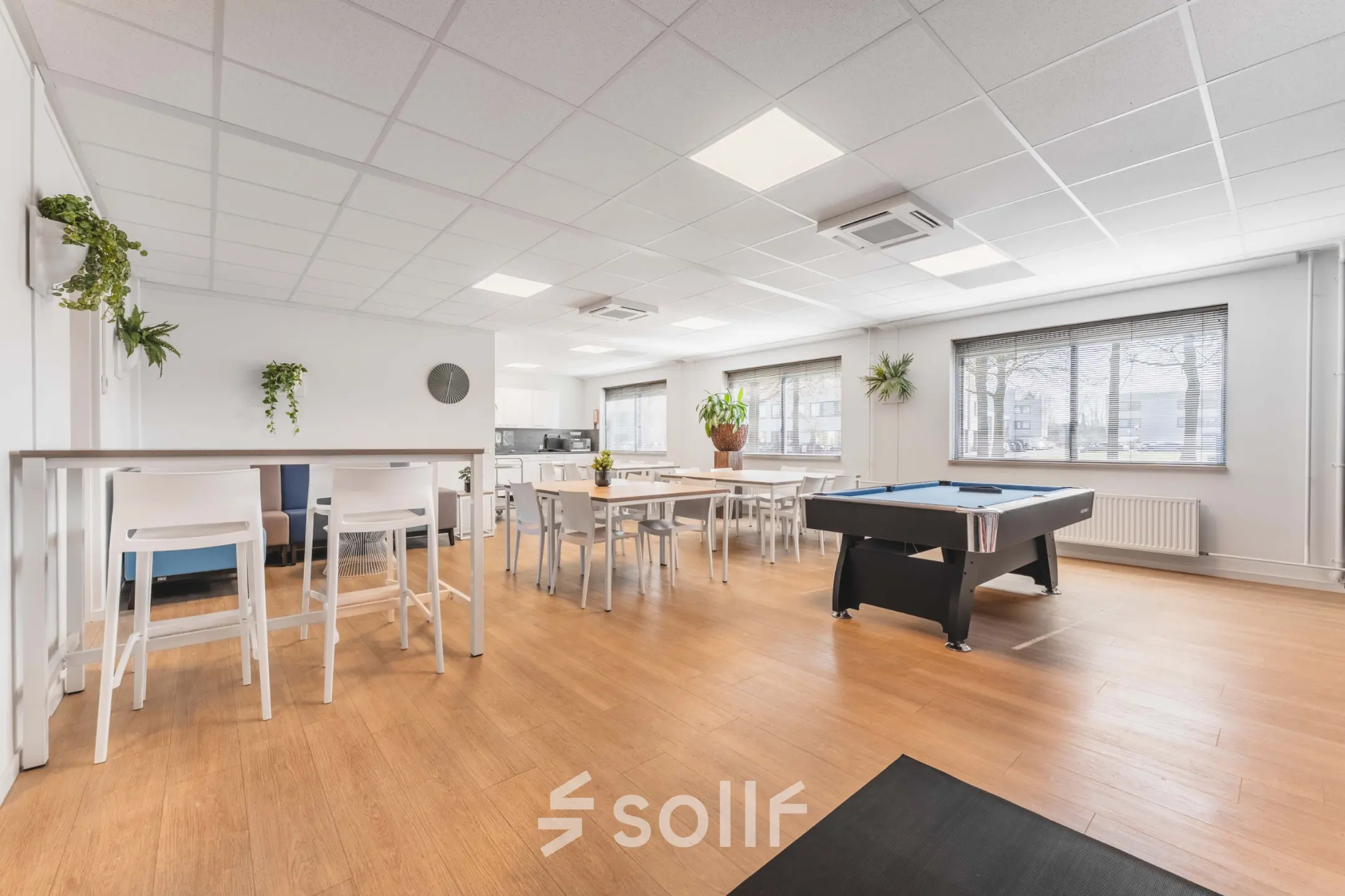 Ruime en lichte kantoorruimte in Helmond met een pooltafel en diverse zitplaatsen, ideaal voor ontspanning en informele vergaderingen.
