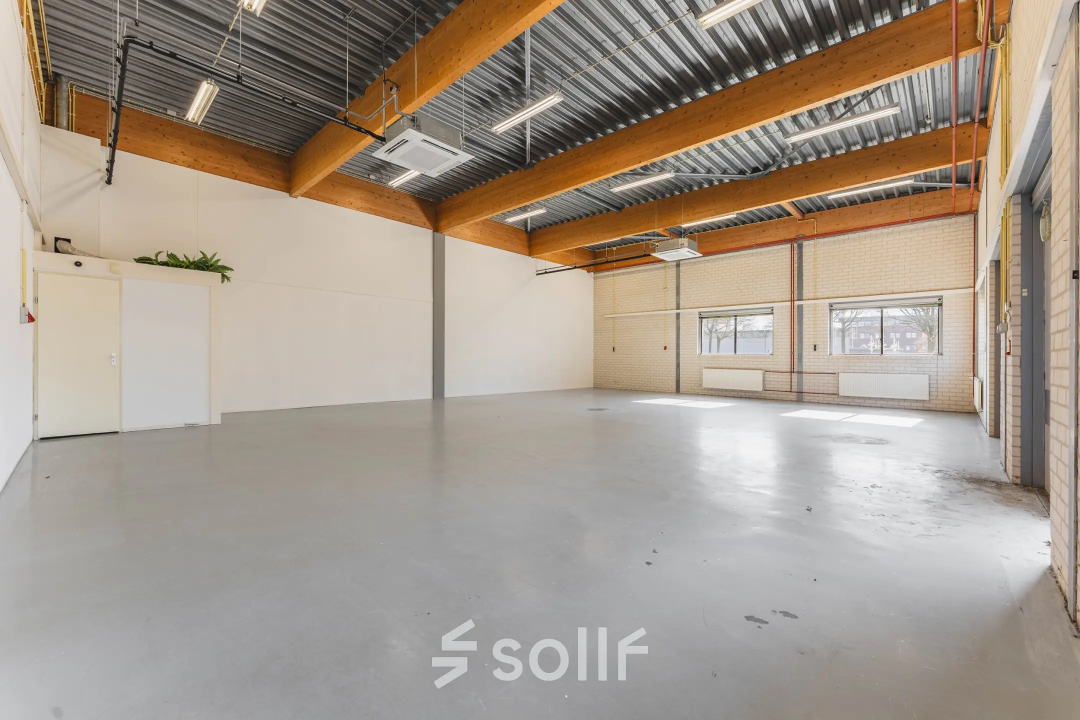 Grote open kantoorruimte op Steenovenweg 5 in Helmond, ideaal voor creatief gebruik en flexibel in te richten. Eenvoudig te bereiken en biedt mogelijkheden voor kantoorruimte huren.