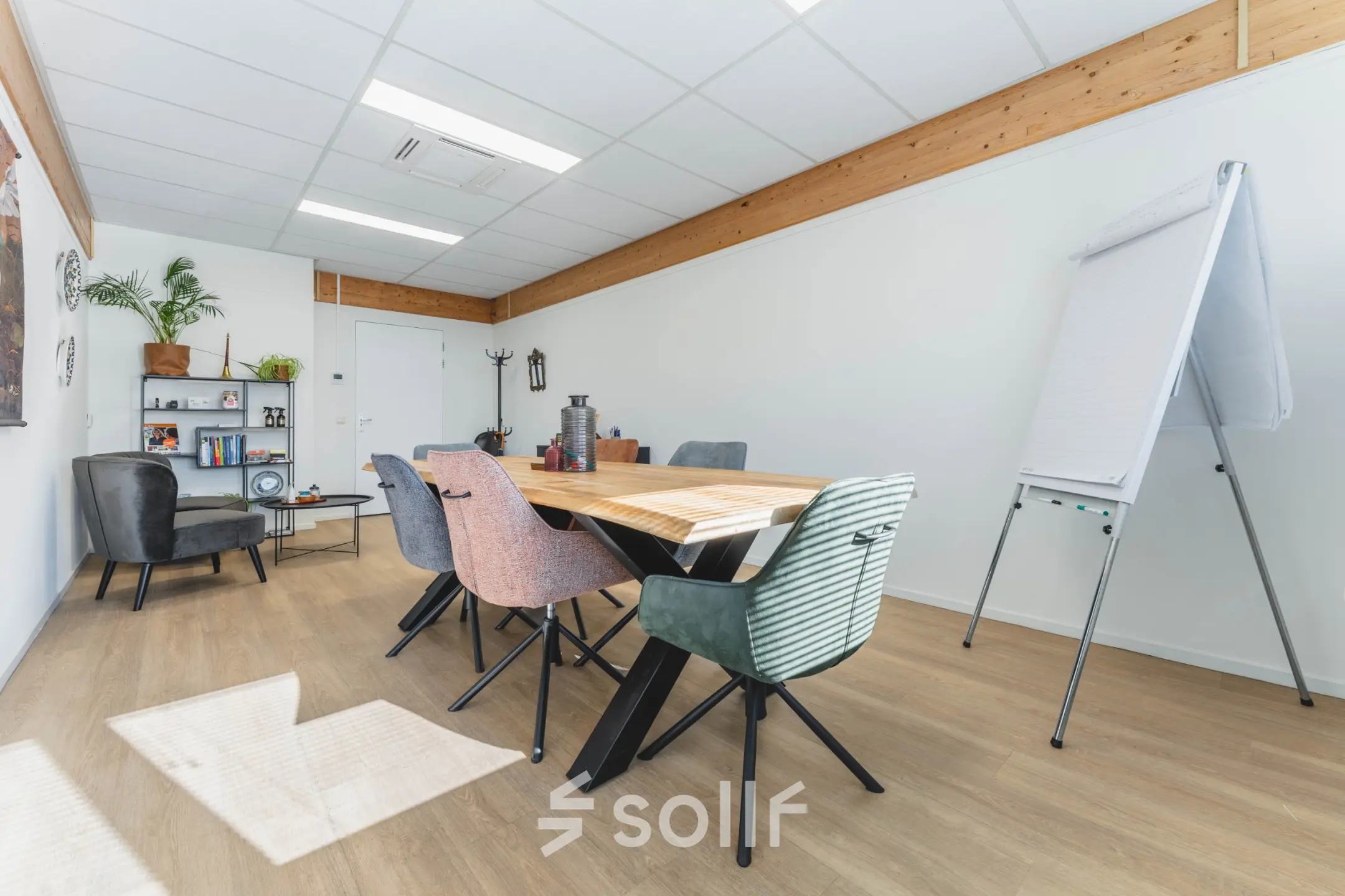 Moderne kantoorruimte aan de Steenovenweg 5 in Helmond, met vergadertafel, stoelen en een flip-over. Ideaal voor kantoorruimte huren of vergaderdoeleinden.