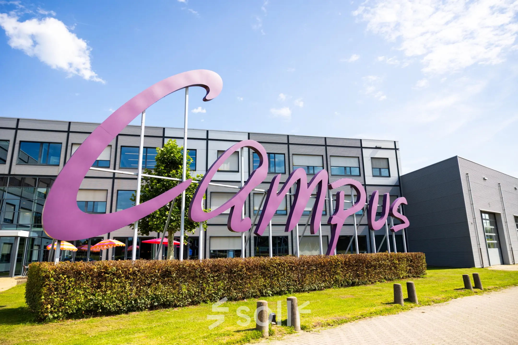 Het moderne kantoorpand aan de Jan Tinbergenstraat 202 in Hengelo, met opvallende architectuur en heldere gevels, biedt een aantrekkelijke mogelijkheid voor bedrijven die kantoorruimte willen huren.