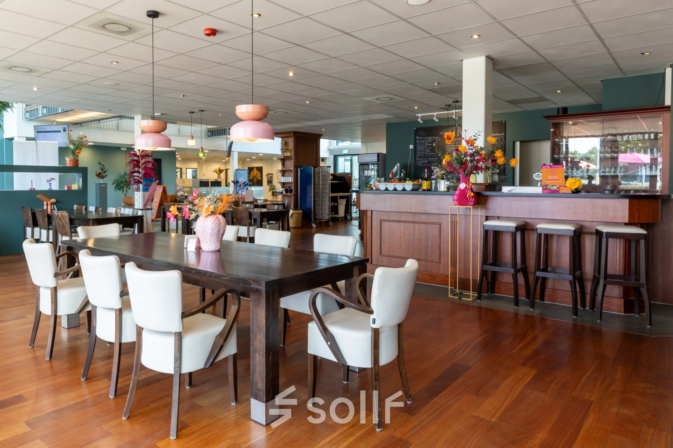 Gezellige kantoorruimte huren op Jan Tinbergenstraat 202 in Hengelo met een sfeervolle inrichting en een bar met barkrukken. Perfecte plek voor informele bijeenkomsten en dagelijks werken.