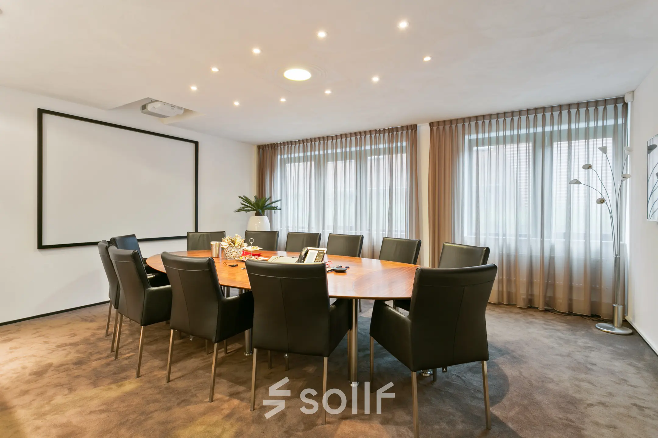 Vergaderruimte in kantoorpand Welbergweg 60, Hengelo, met grote ovale tafel en comfortabele stoelen geschikt voor zakelijke meetings.