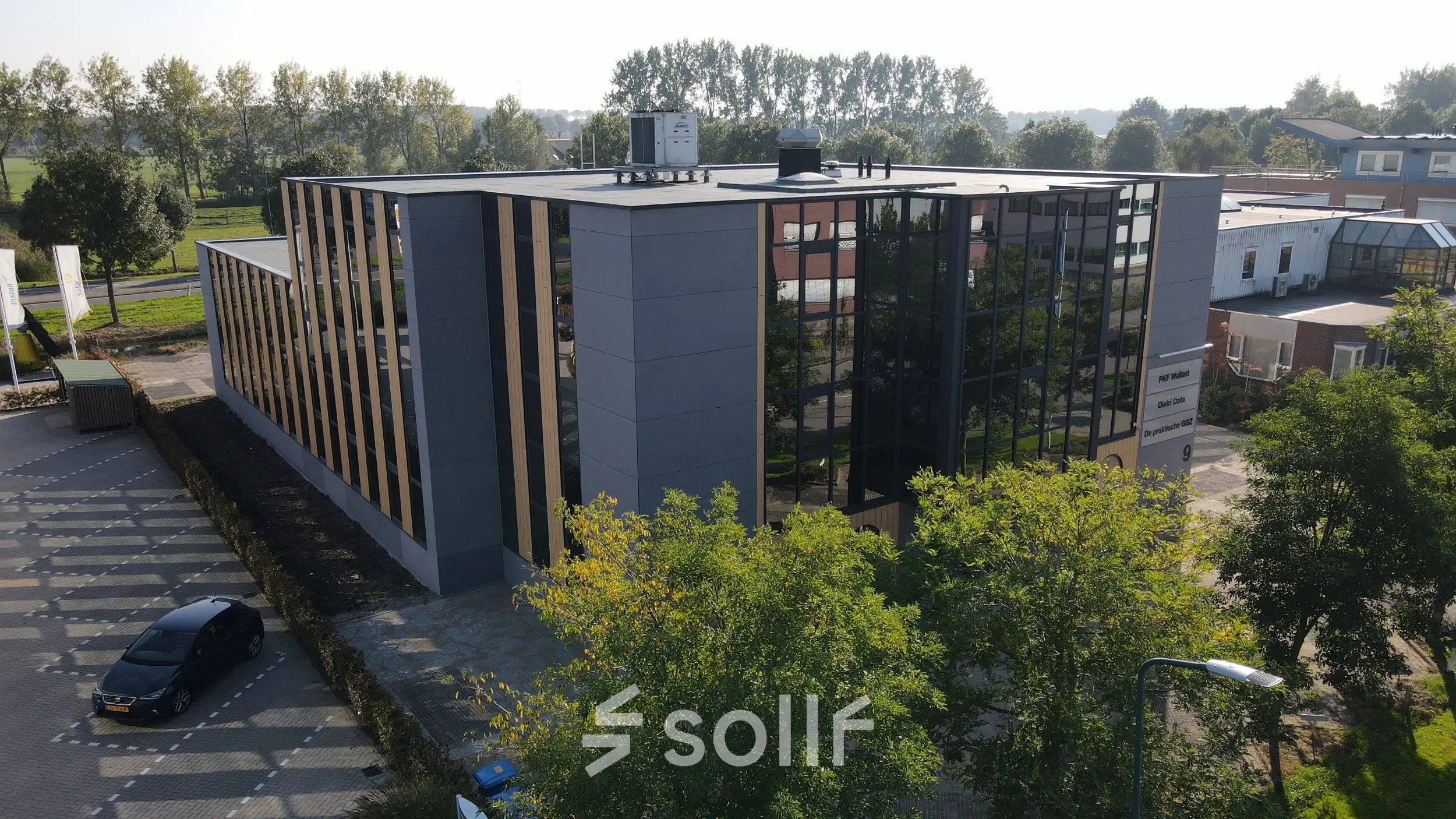 Moderne kantoorgebouw aan Catharina van Renneslaan 8-10 in Hilversum, ideaal voor wie kantoorruimte wil huren. Omgeven door bomen met ruime parkeergelegenheid.