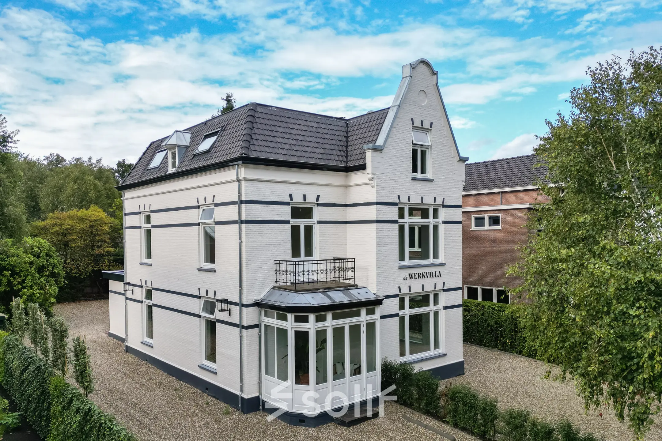 Imposant kantoorpand op Graaf Florislaan 40 te Hilversum met klassieke gevel en ruime voortuin. Ideaal voor kantoorruimte huren. Het statige gebouw biedt tal van mogelijkheden voor diverse zakelijke activiteiten.