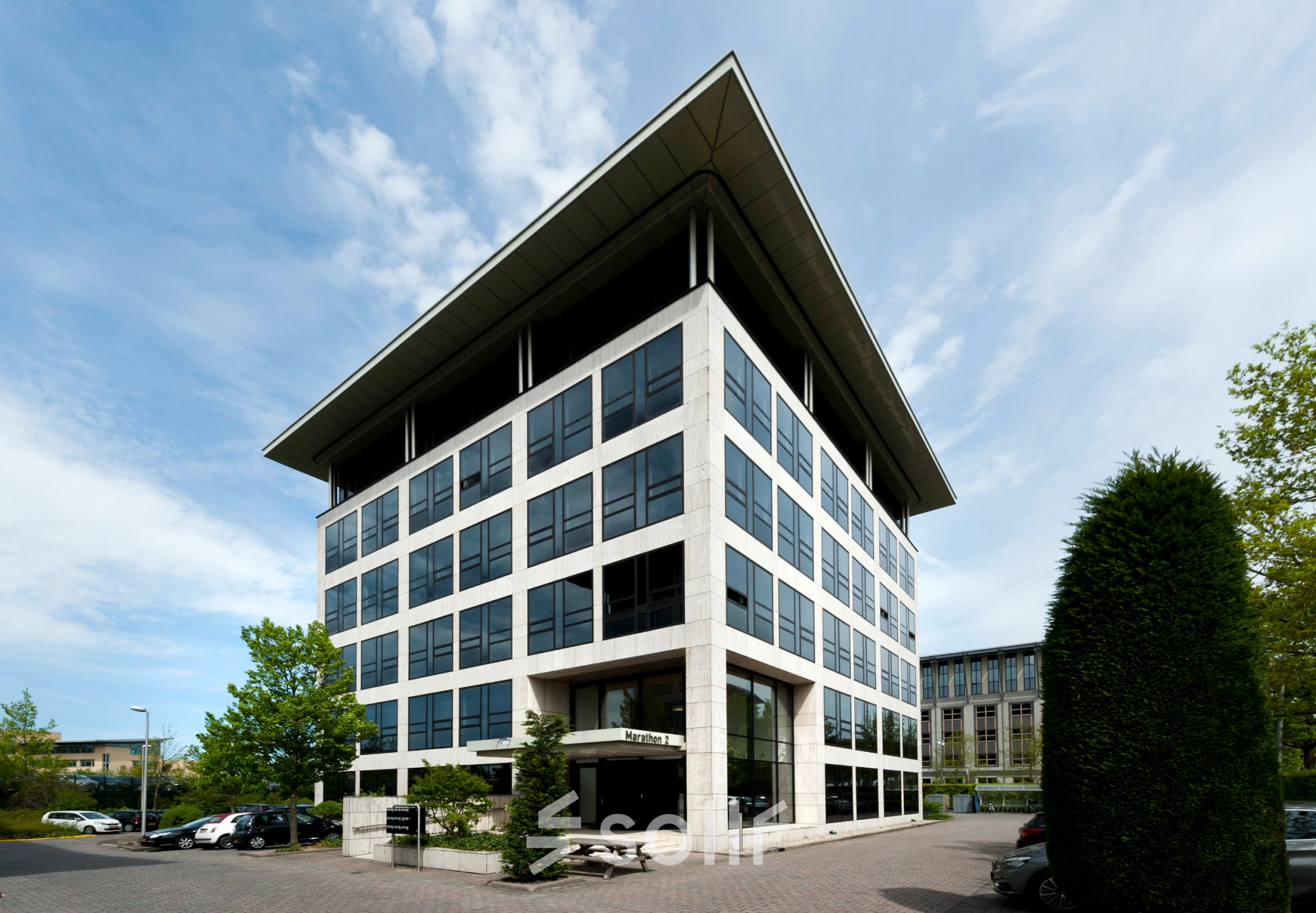 Modern kantoorpand voor verhuur op Marathon 2, Hilversum met strakke architectuur en glazen gevels.