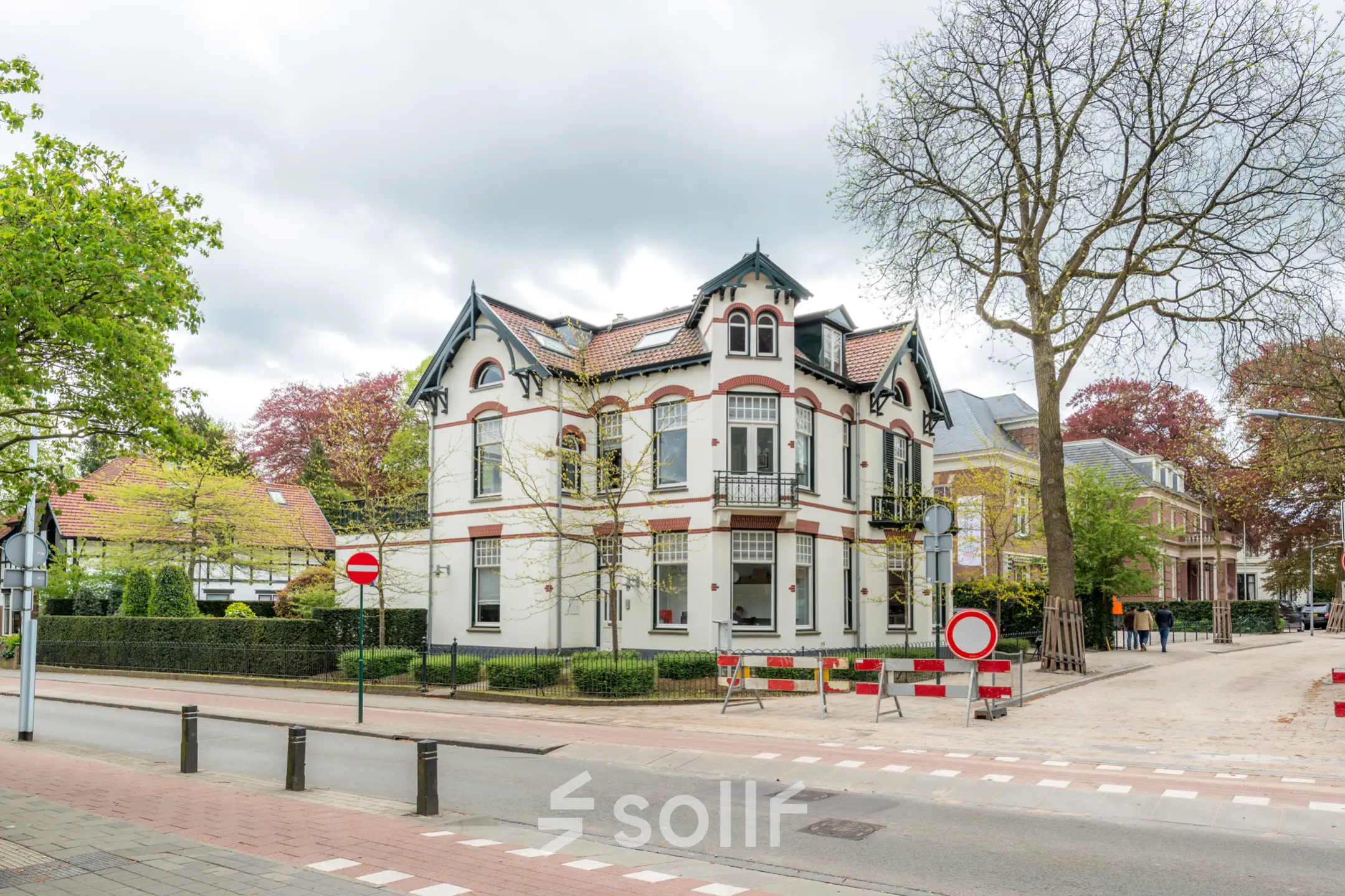 Kantoorpand aan de Oude Enghweg 8 in Hilversum, geschikt voor kantoorruimte huren. De buitenkant van een historisch gebouw met karakteristieke details en groene omgeving.