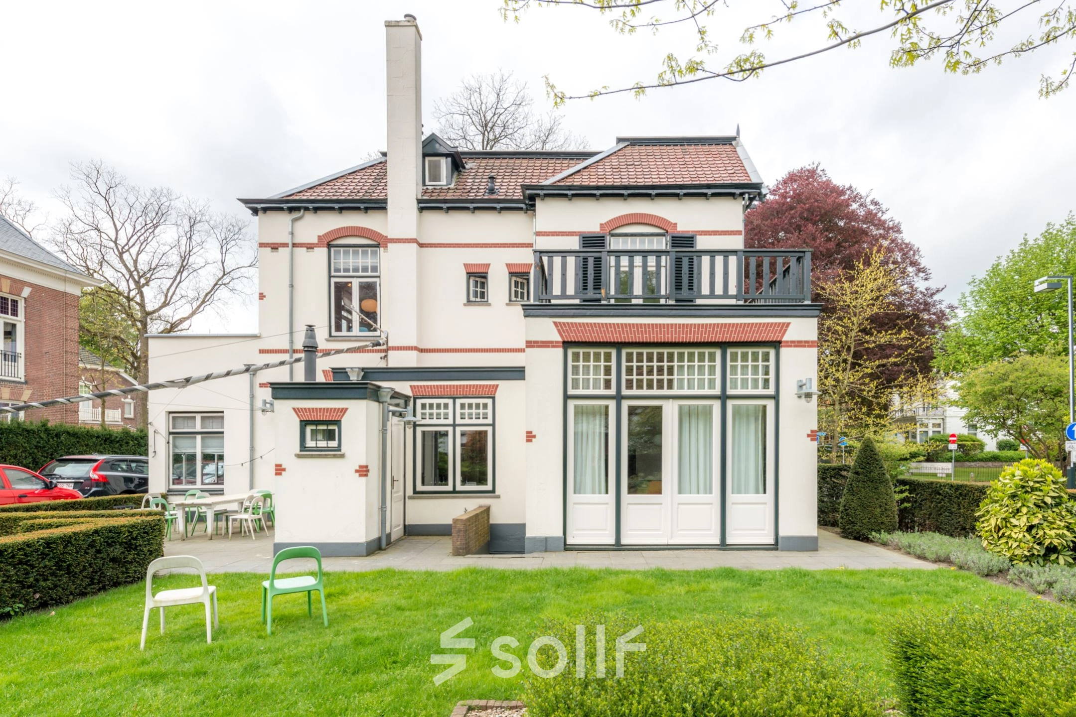 Exterieur van een charmant kantoorpand op Oude Enghweg 8, Hilversum, met goed onderhouden tuin en klassieke architectuur. Ideaal voor kantoorruimte huren in een rustige omgeving.