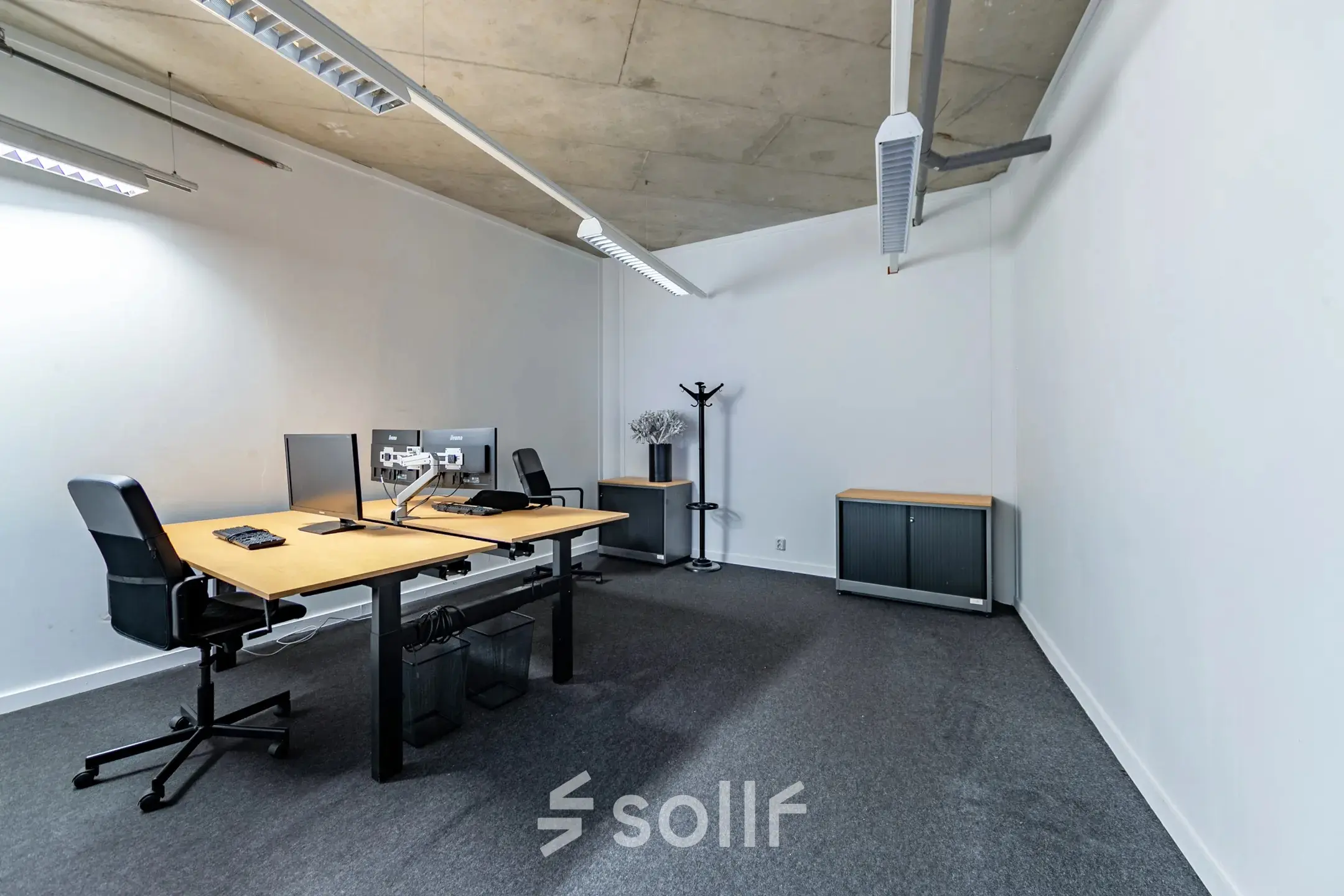 Kantoorruimte te huur op Opaallaan 1180, Hoofddorp met moderne uitstraling; ruime werkplekken, bureaustoelen, en een subtiel ingericht interieur.