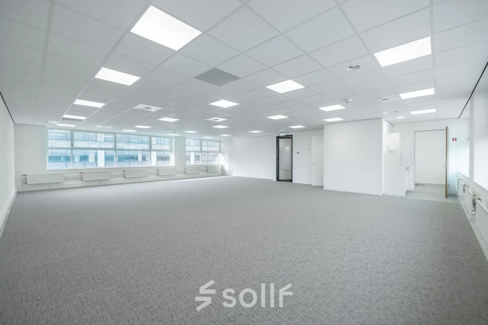 Leeg kantoorpand op Polarisavenue 130-150 in Hoofddorp met grote ramen en witte wanden, ideaal voor kantoorruimte huren.
