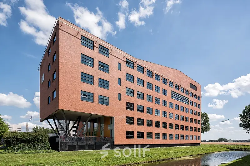 Modern kantoorpand op Siriusdreef 16 in Hoofddorp, te huur. Het rode bakstenen gebouw biedt meerdere verdiepingen en grote ramen, ideaal voor kantoorruimte huren.