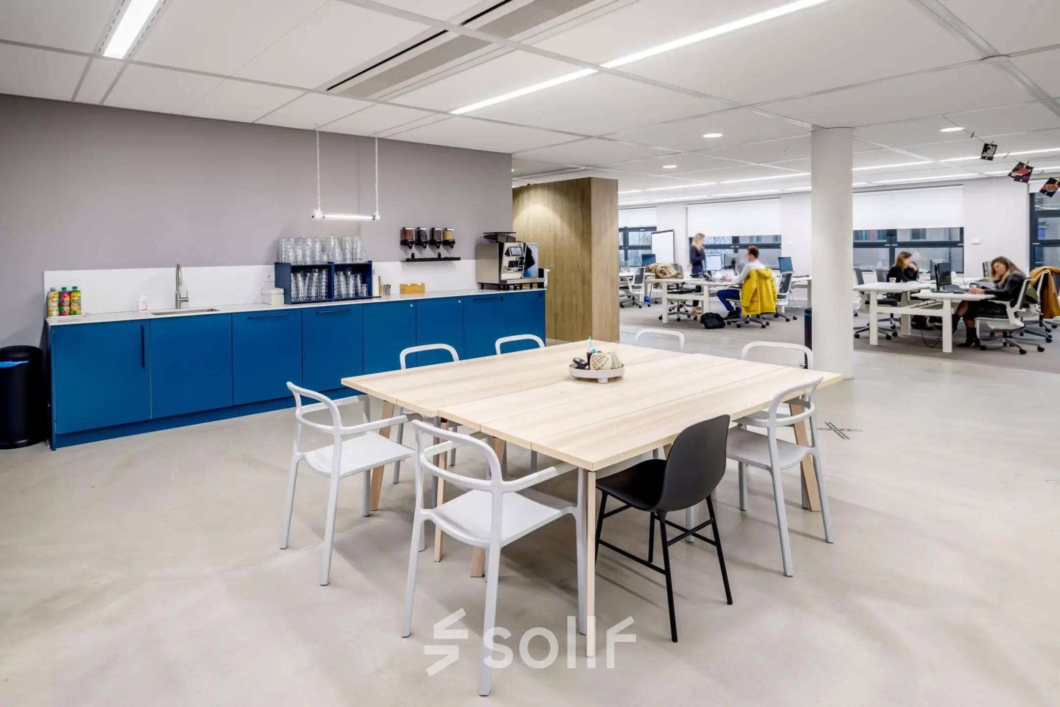 Licht en modern kantoorpand met open werkruimte en vergadertafel op Siriusdreef 16, ideaal voor kantoorruimte huren in Hoofddorp.