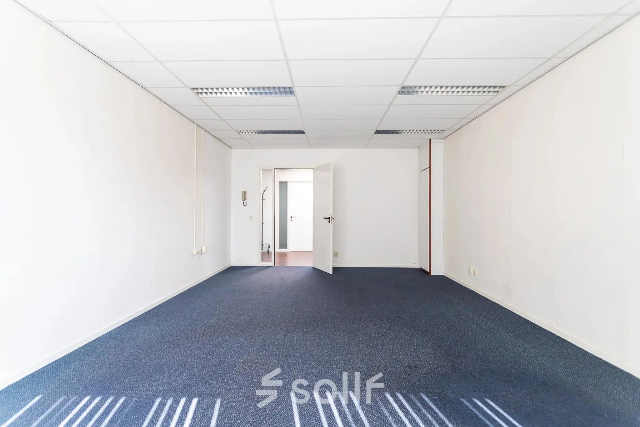 Ruime, lichte kantoorpand op Sandtlaan 36 in Katwijk, met wit plafond en vloerbedekking. Ideaal voor wie kantoorruimte wil huren. De ruimte biedt flexibiliteit voor inrichting naar eigen wensen.