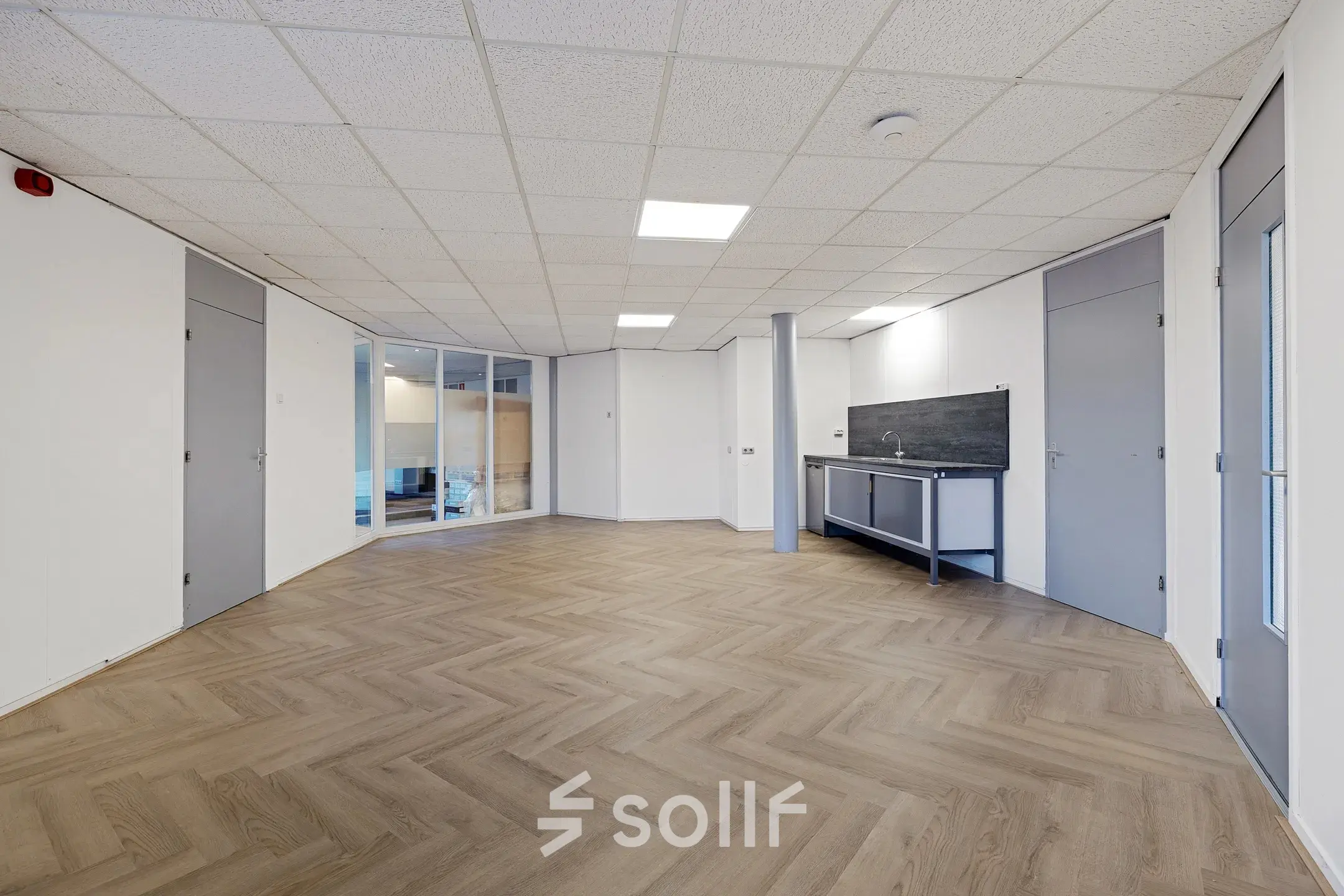 Ruime kantoorruimte te huur op Ouddeelstraat 7a in Leeuwarden met strakke vloer en moderne afwerking.