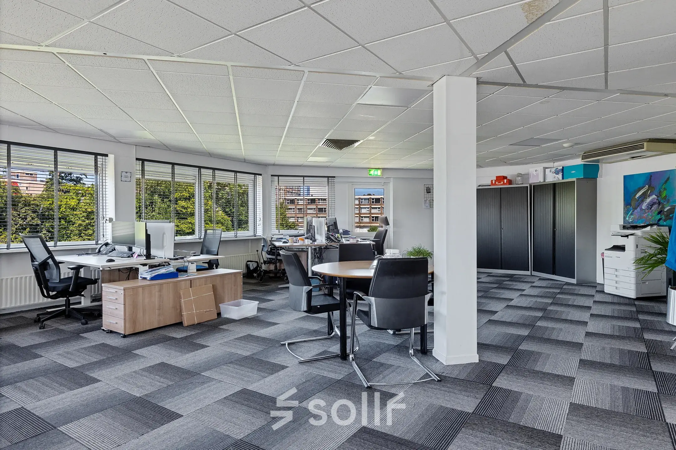 Ruime kantoorruimte met uitzicht, ingericht met bureaus, stoelen en kasten. Ideaal voor bedrijven die kantoorruimte willen huren in Leeuwarden.