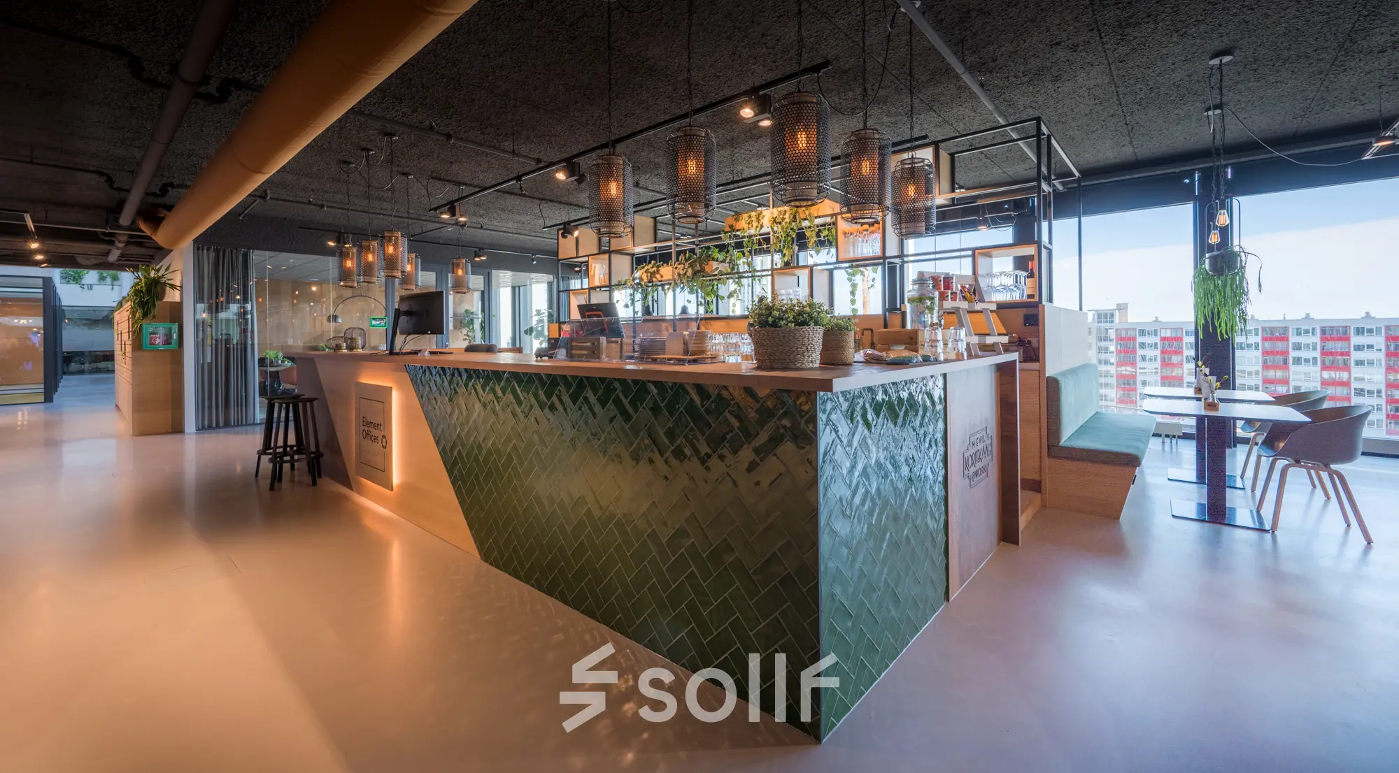Moderne kantoorruimte huren op Bargelaan 200, Leiden met stijlvolle inrichting en groen betegelde balie, omgeven door grote ramen die veel natuurlijk licht binnenlaten.