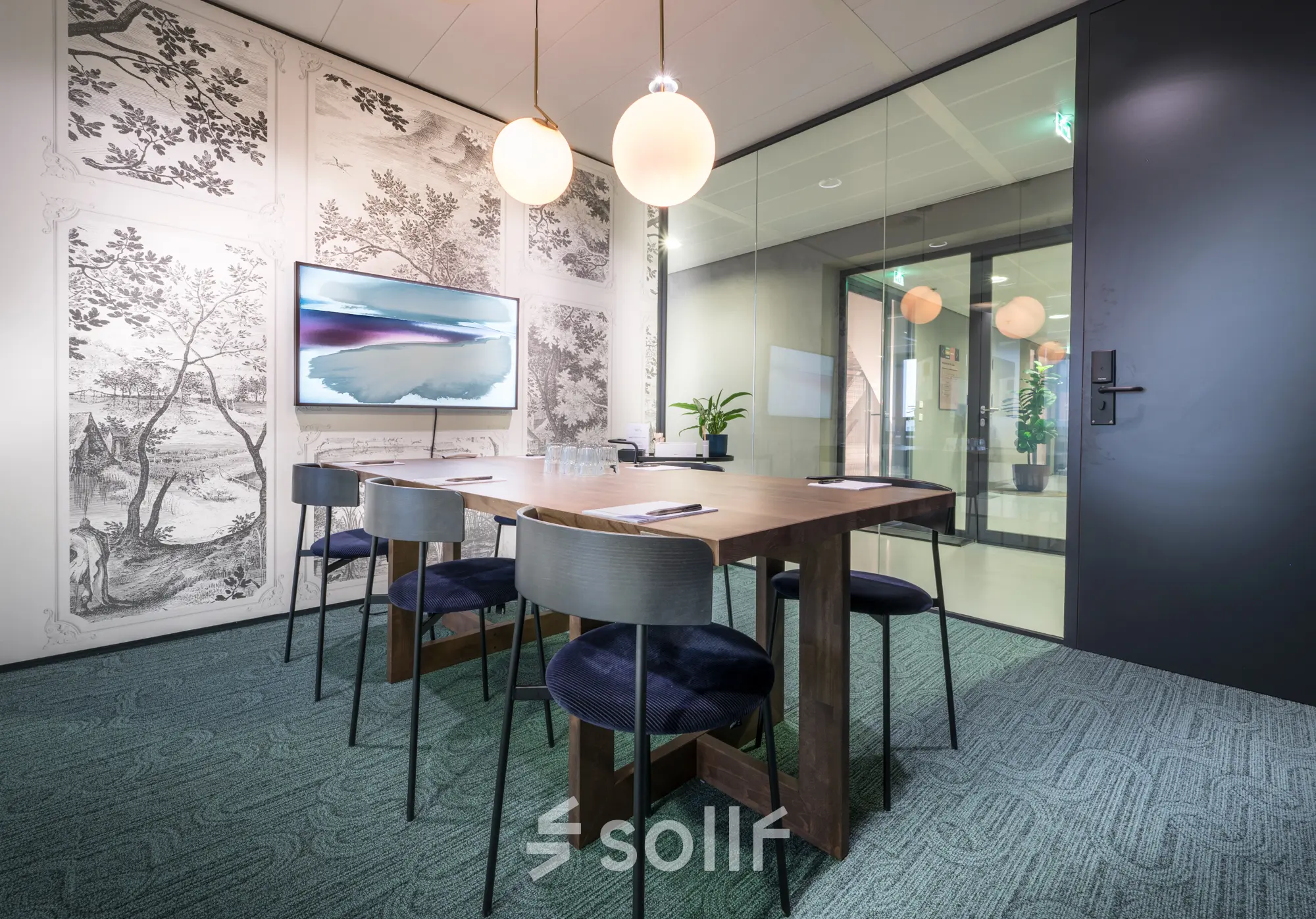 Stijlvolle kantoorruimte huren op Bargelaan 200, Leiden: moderne vergaderruimte met houten tafel, zes stoelen en kunst aan de muur.