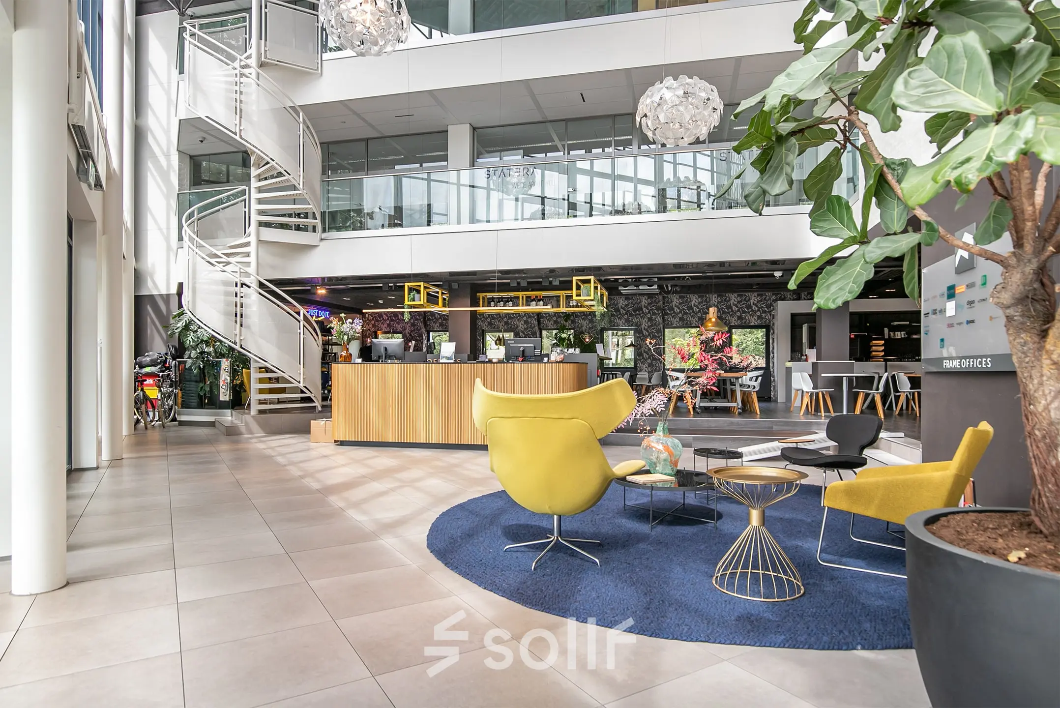 Moderne kantoorruimte huren bij Kanaalpark 140 in Leiden met stijlvolle meubels en open werkvloeren, ideaal voor zakelijke bijeenkomsten.