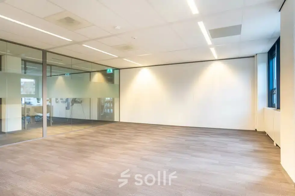 Kantoorruimte huren in een modern kantoorpand aan Kanaalpark 140, Leiden, met heldere verlichting en grote ramen.