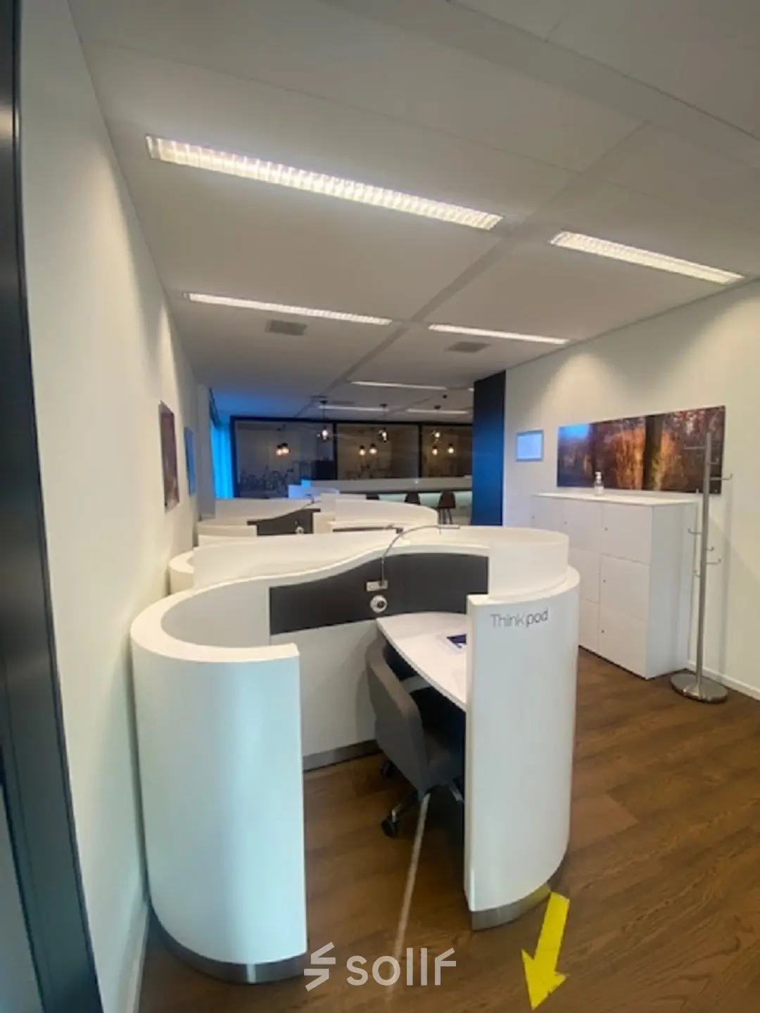 Moderne kantoorruimte huren op Mendelweg 30, Leiden, met stijlvolle werkplekken in een open vloerplan. Het kantoorpand is ingericht voor productief werken, ideaal voor bedrijven die inspirerende kantoren willen huren.