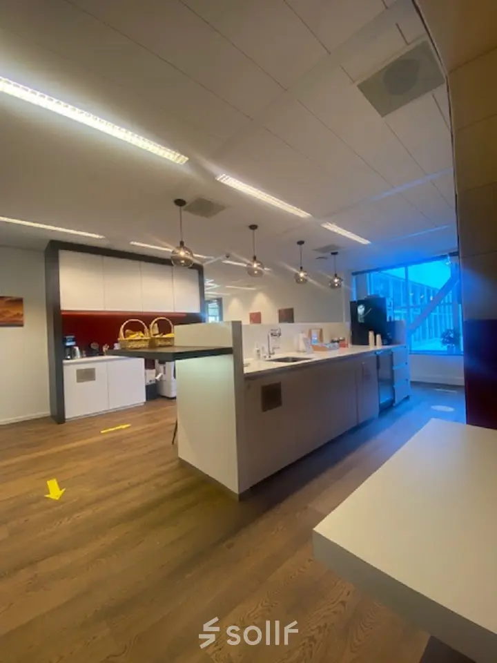Moderne kantoorruimte huren met een stijlvolle pantry en strak interieur op Mendelweg 30, Leiden.