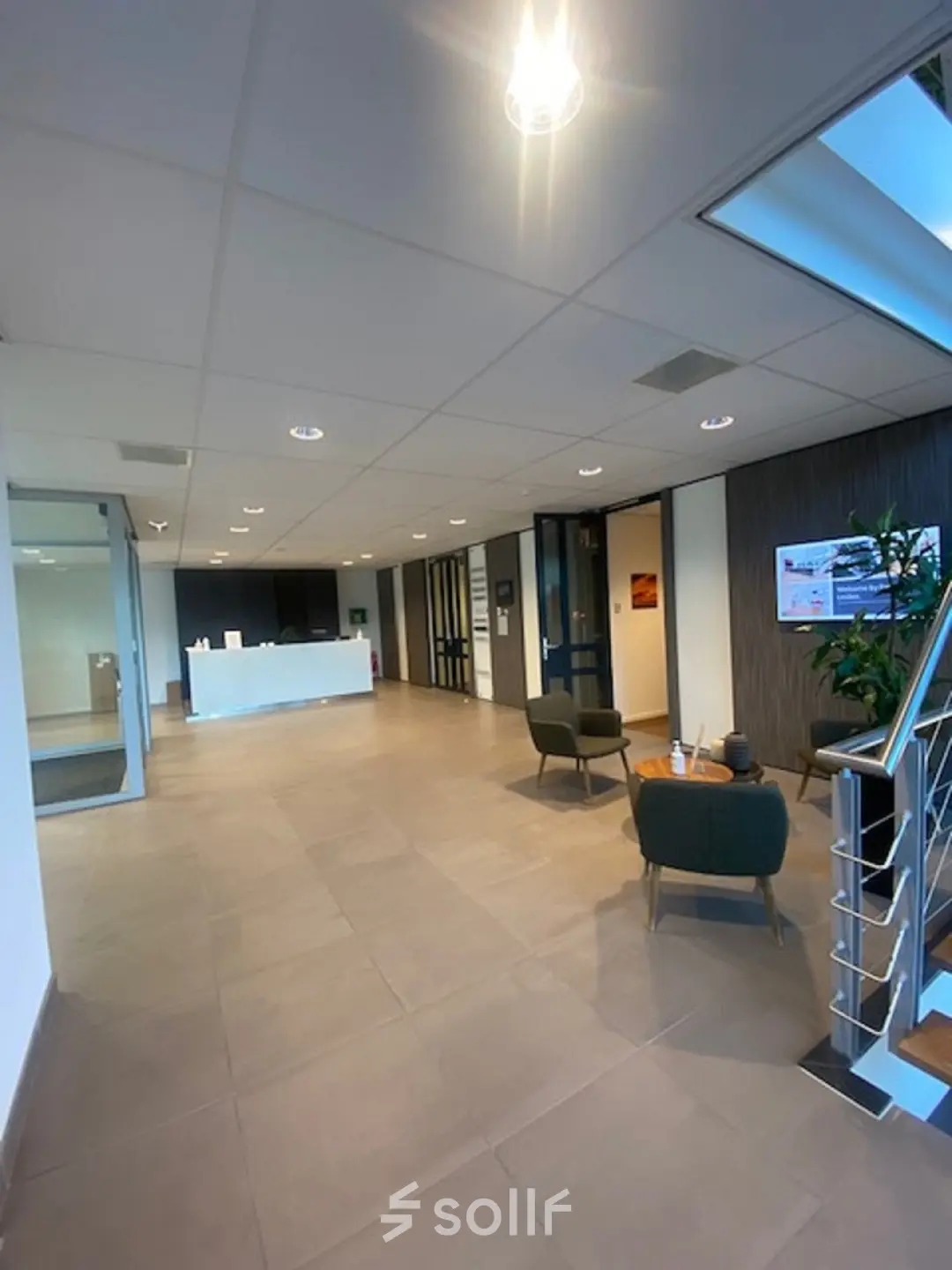 Kantoorruimte huren op Mendelweg 30 in Leiden met moderne receptie, comfortabele zitjes en strakke afwerking. Ideaal voor ontvangst en zakelijke bijeenkomsten in dit kantoorpand.