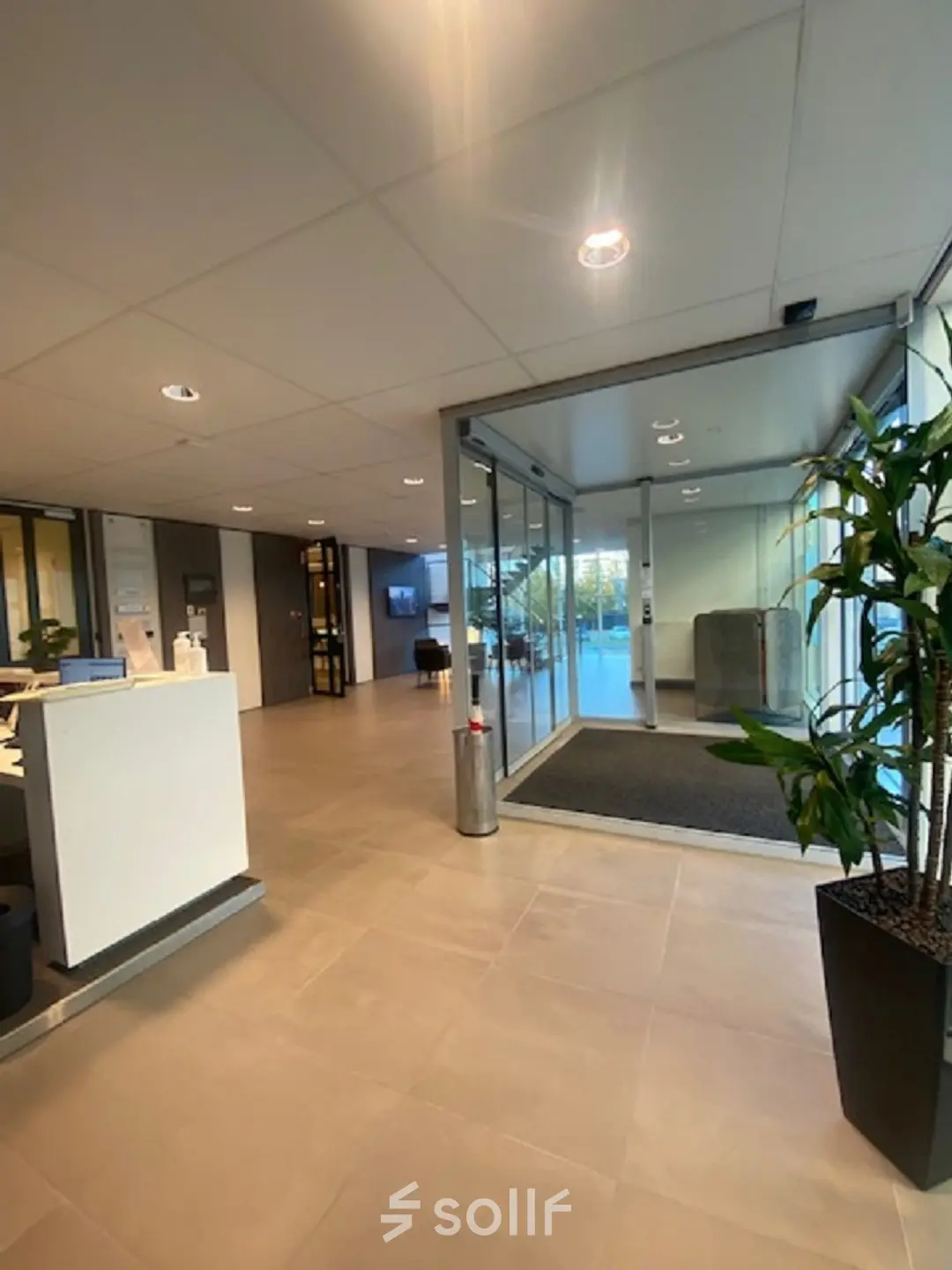 Bij binnenkomst in kantoorpand aan Mendelweg 30 in Leiden word je begroet door een moderne entree met strakke lijnen en een stijlvolle afwerking. Ideaal voor wie kantoorruimte wil huren.