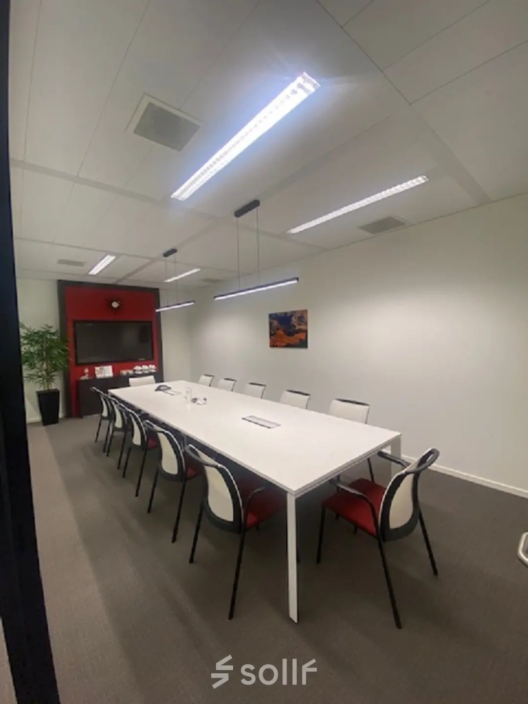 Vergaderruimte in een kantoorpand aan Mendelweg 30, Leiden, met een lange tafel en stoelen, geschikt voor kantoorruimte huren.