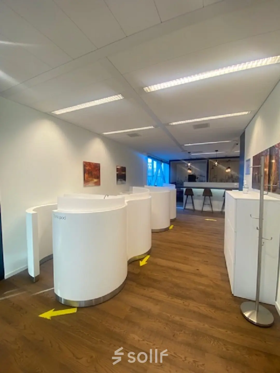 Moderne kantoorruimte met houten vloer en witte meubels, geschikt voor zakelijke activiteiten in kantoorpand op Mendelweg 30, Leiden. Ideaal voor wie een kantoorruimte wil huren.