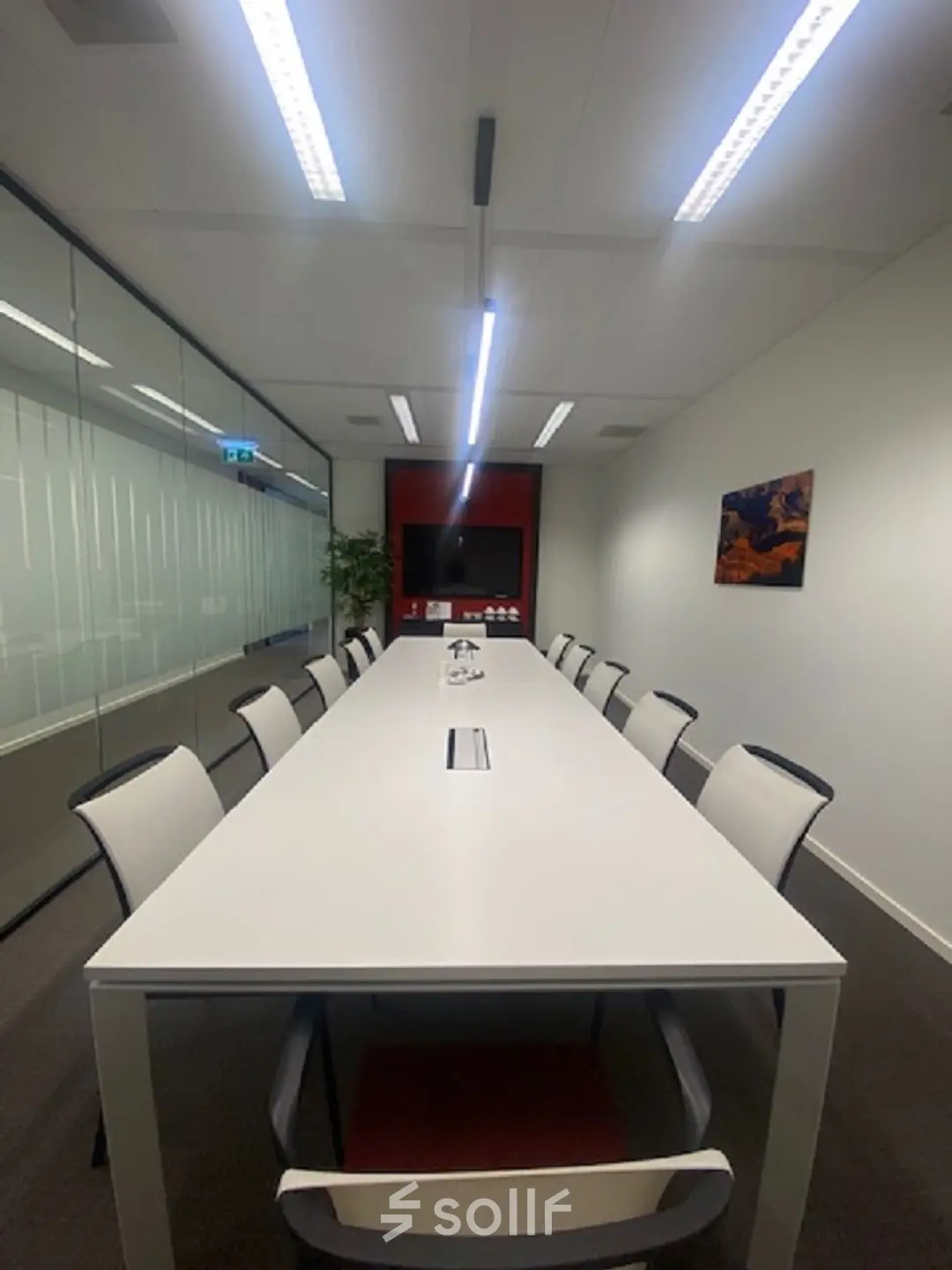 Moderne kantoorruimte huren aan Mendelweg 30 in Leiden, voorzien van een lange vergadertafel met stoelen en glazen wanden die een eigentijdse sfeer bieden.
