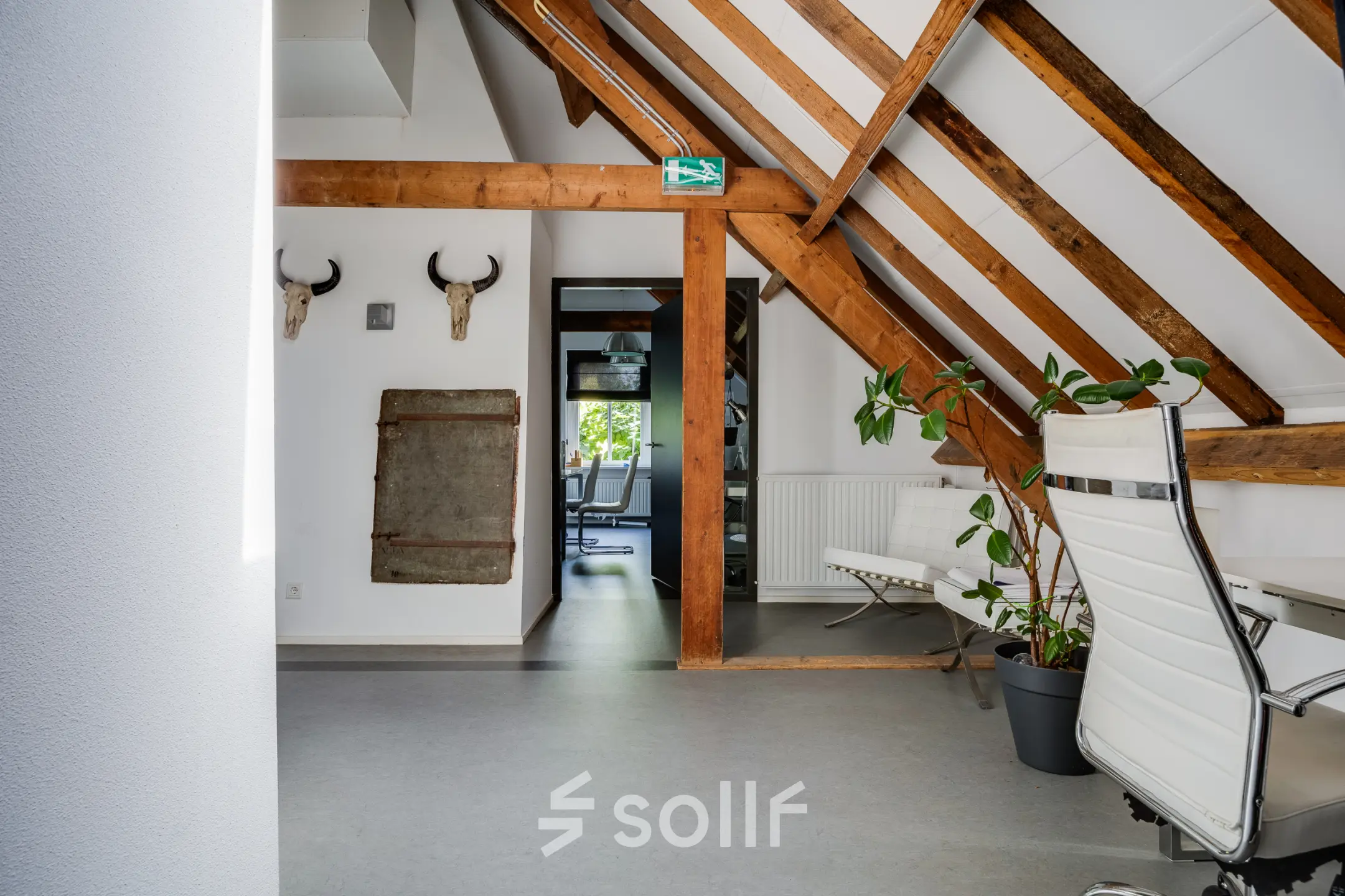 Kantoorruimte huren op Hamersveldseweg 120 in Leusden met stijlvolle houten balken en moderne stoelen. De ruimte biedt een unieke sfeer voor zakelijke activiteiten.