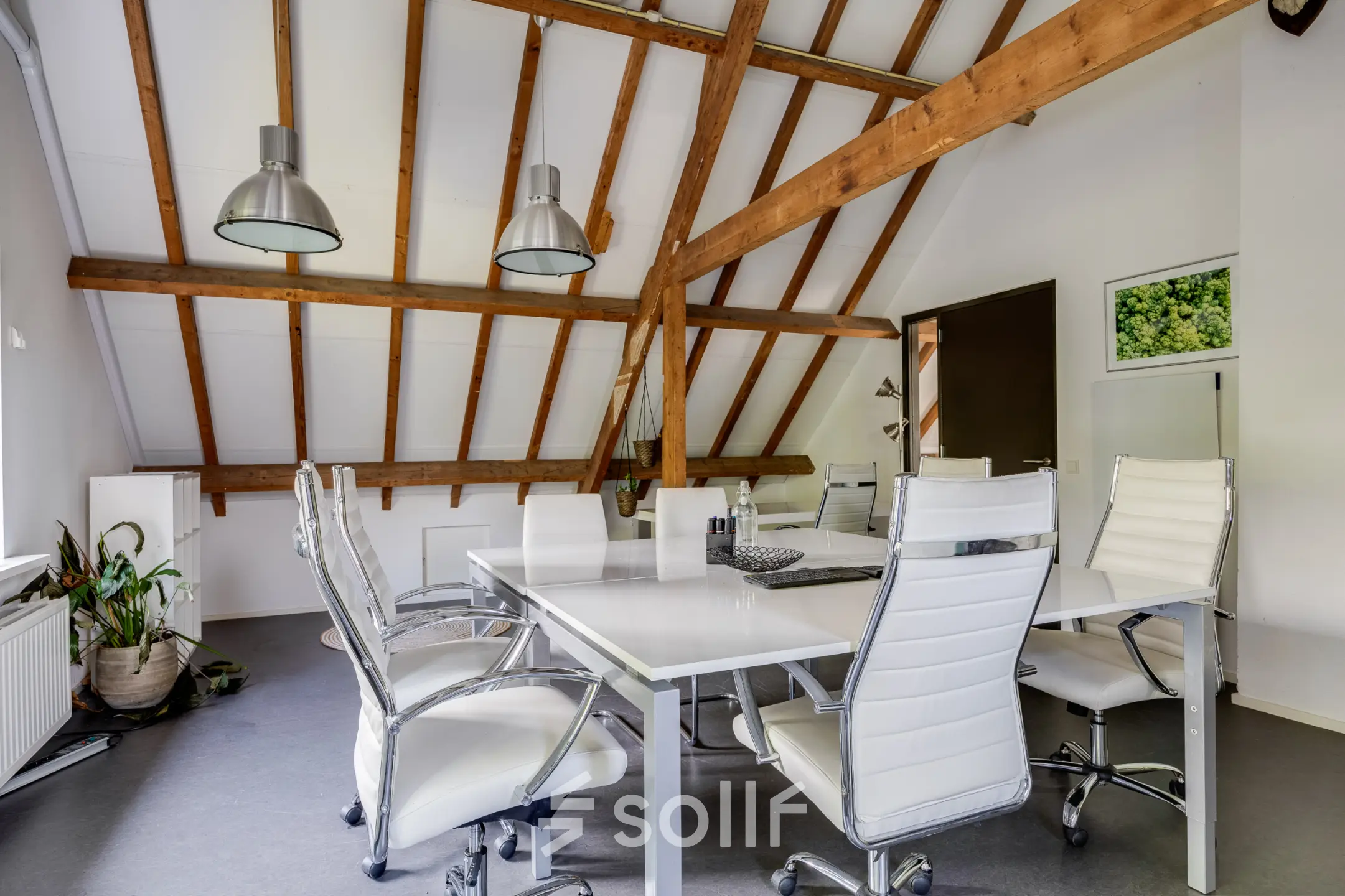 Kantoorruimte huren in een sfeervolle kantoorpand aan Hamersveldseweg 120, Leusden. Ruime vergaderruimte met moderne stoelen en een groot centraal tafel. Huur deze inspirerende kantoorplek.