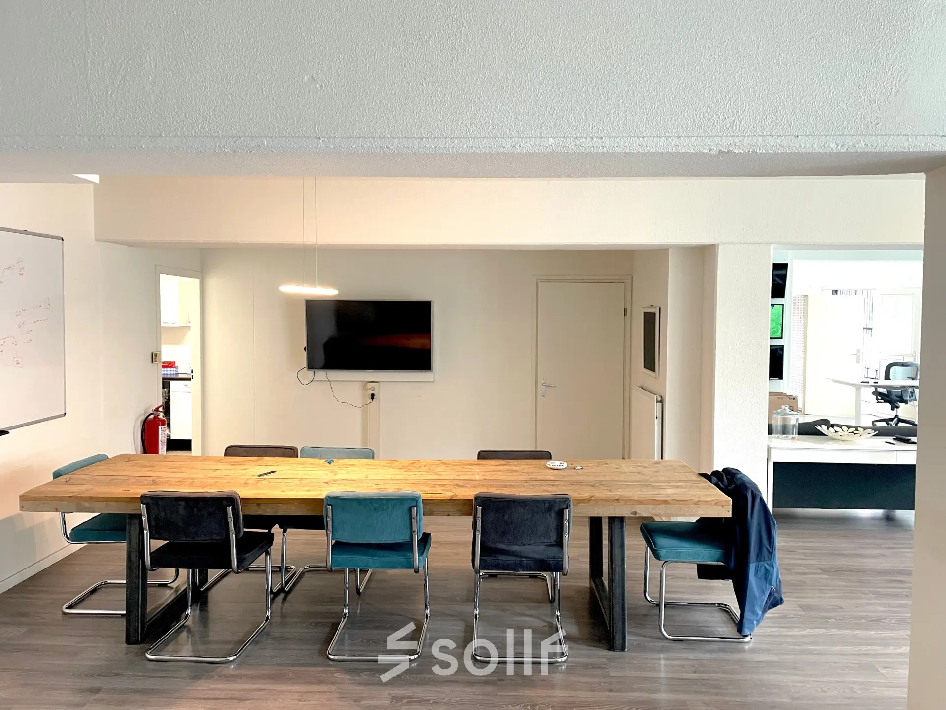 Moderne kantoorruimte huren in Maastricht op Wilhelminasingel 44-46 met een stijlvolle vergadertafel en comfortabele stoelen, ideaal voor creatieve brainstormsessies.