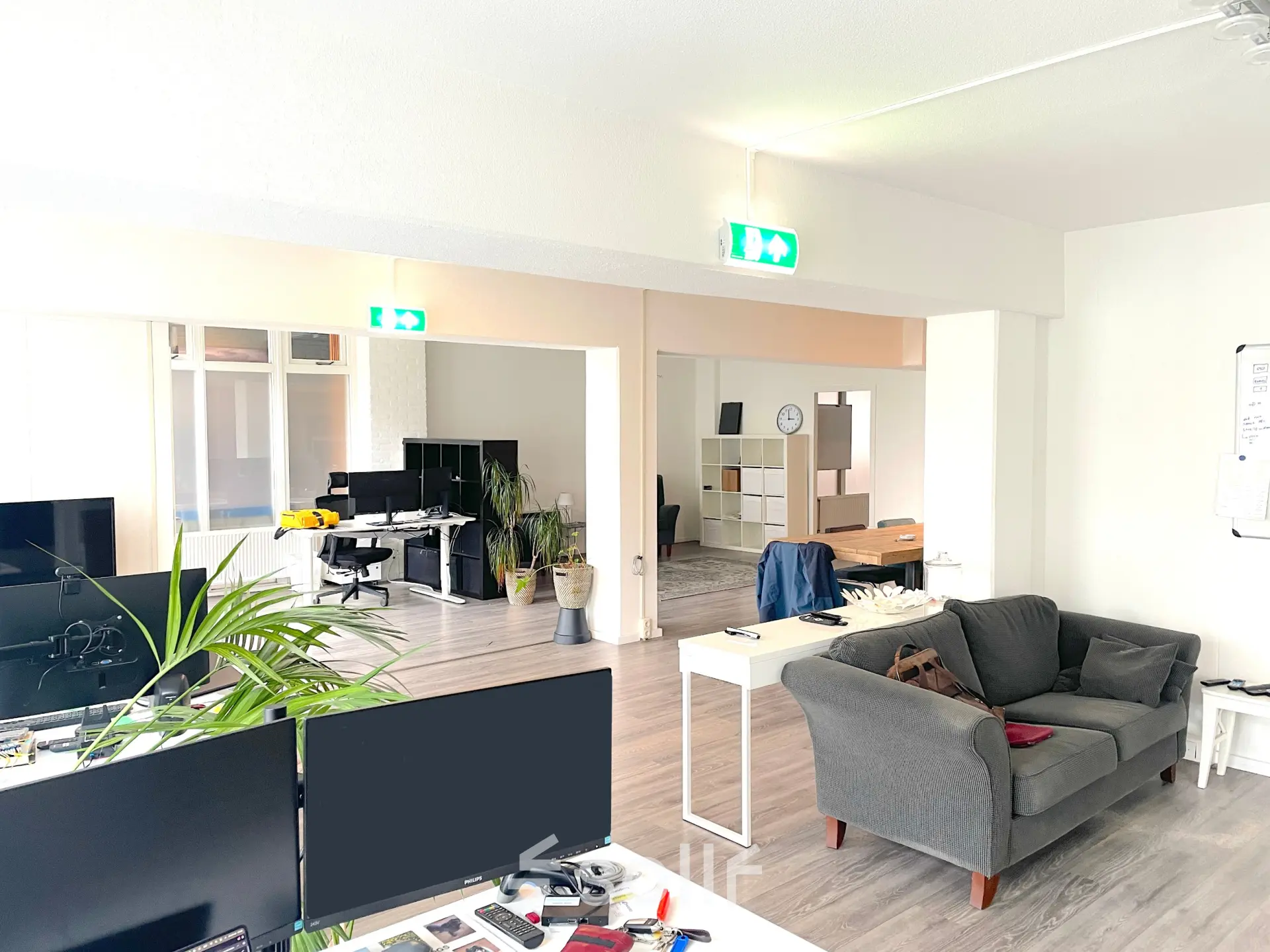 Heldere kantoorruimte op Wilhelminasingel 44-46 in Maastricht. Het kantoorpand is voorzien van werkplekken met moderne bureaus, zitgedeelte en planten. Ideaal om als kantoor te huren.