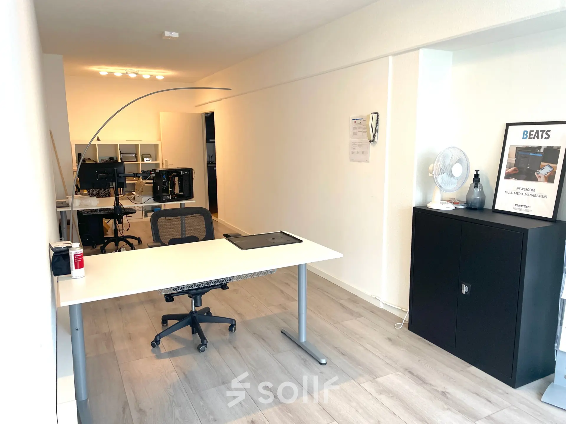 Kantoorruimte huren in Maastricht op de Wilhelminasingel 44-46 met moderne bureaus en minimalistische inrichting. Ideaal kantoorpand voor ondernemers die een praktische werkplek zoeken.